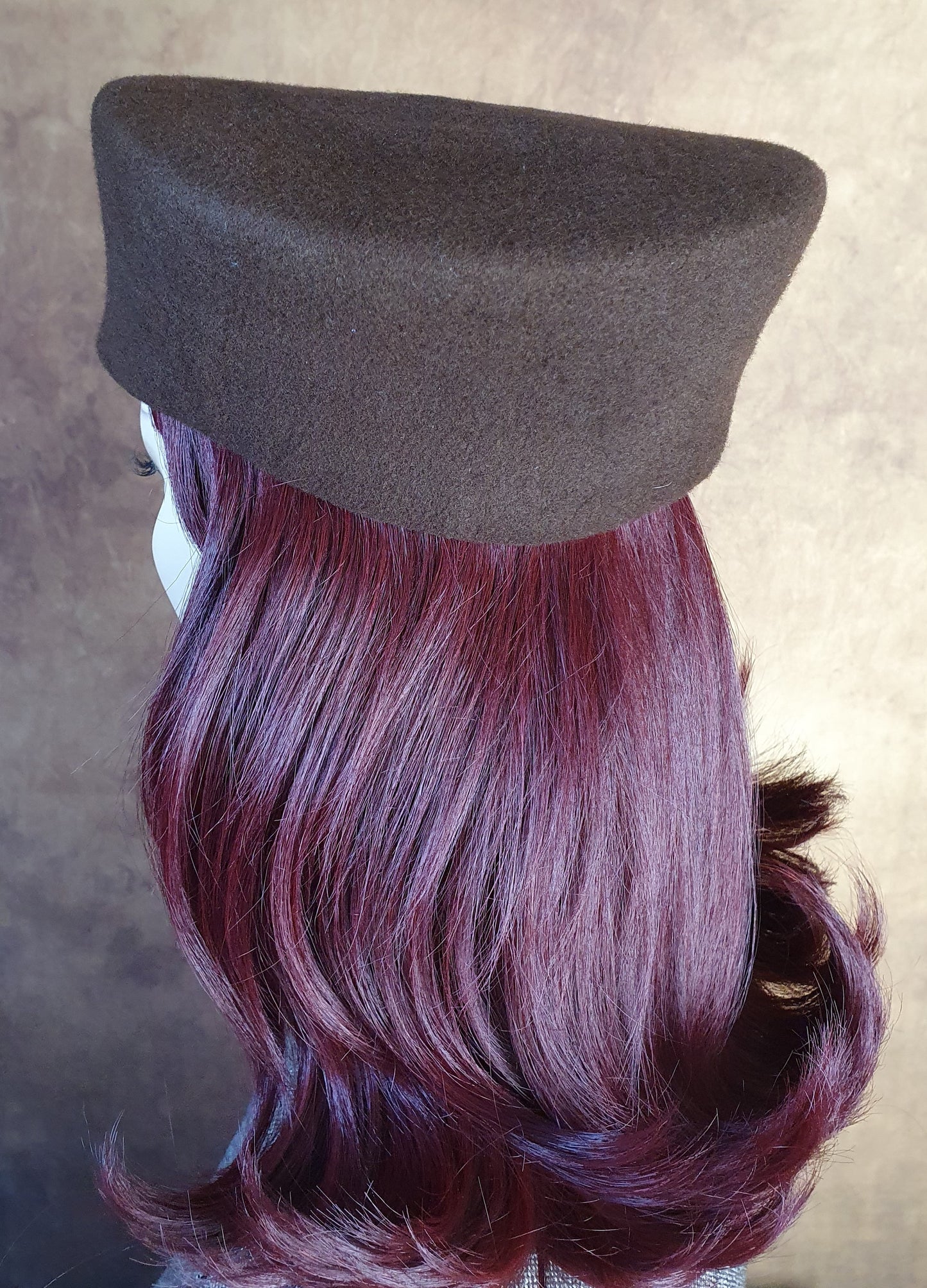 Handgemaakte bruine pillbox asymmetrische vilthoed met kant, hoofdtooi voor dames, elegante hoed, bruiloft, speciale evenementen