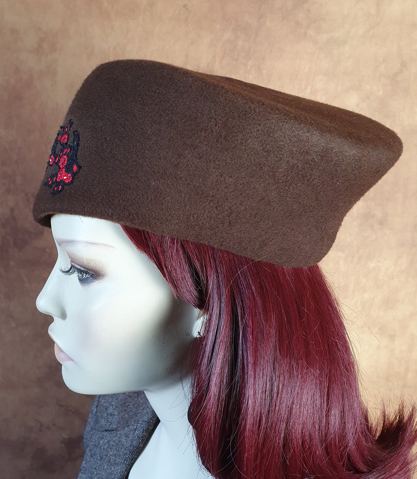 Handgemaakte bruine pillbox asymmetrische vilthoed met kant, hoofdtooi voor dames, elegante hoed, bruiloft, speciale evenementen