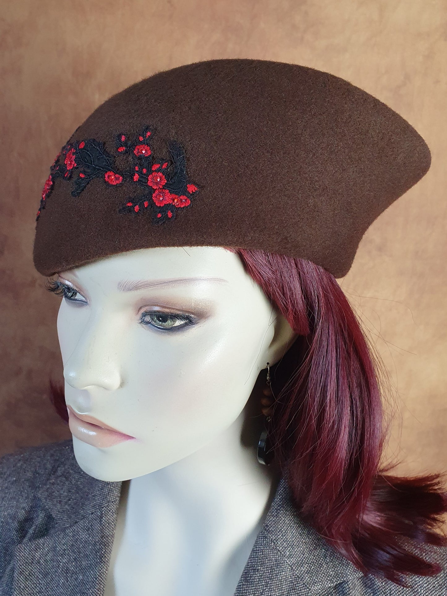 Handgemaakte bruine pillbox asymmetrische vilthoed met kant, hoofdtooi voor dames, elegante hoed, bruiloft, speciale evenementen