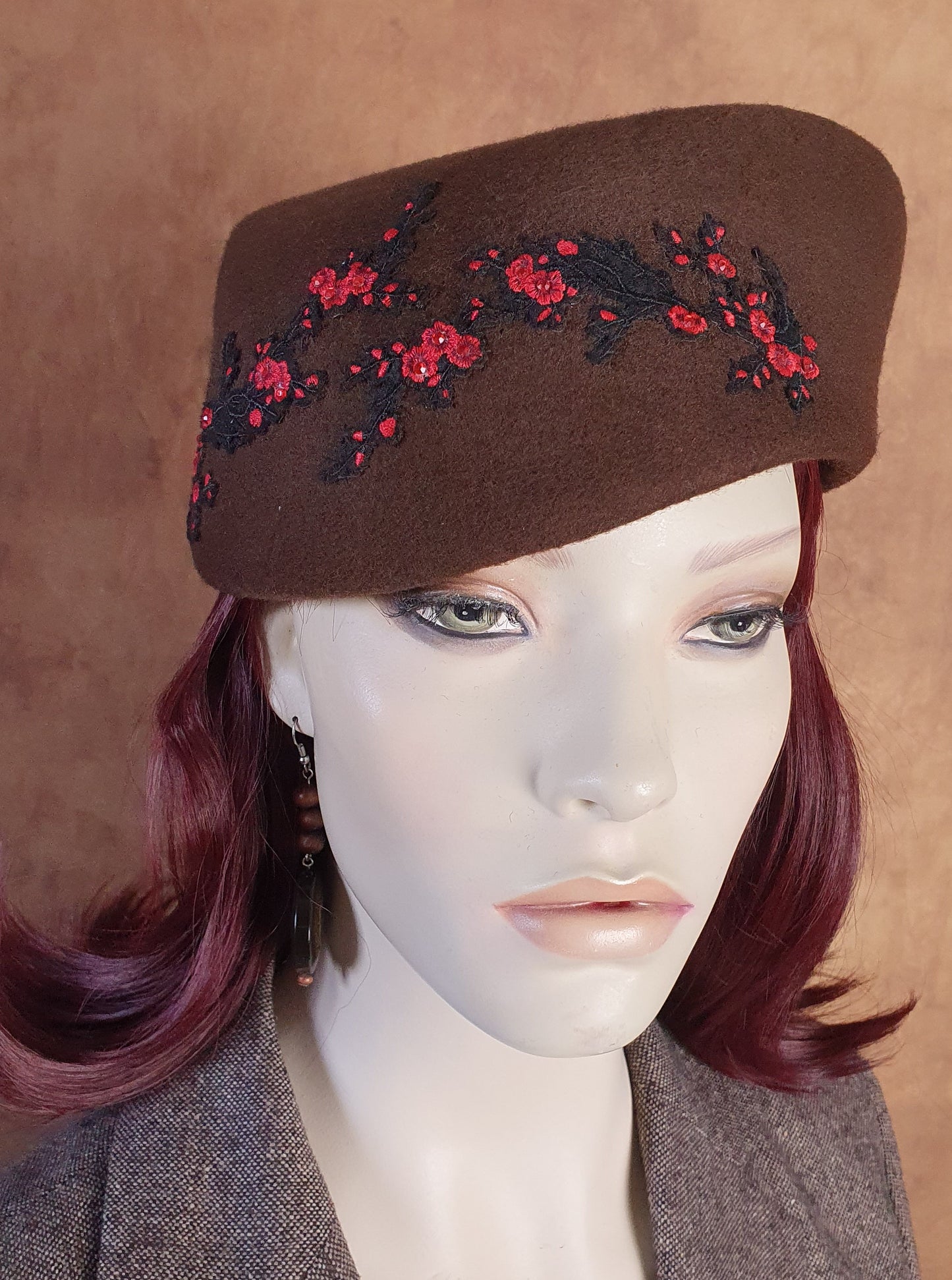 Handgemaakte bruine pillbox asymmetrische vilthoed met kant, hoofdtooi voor dames, elegante hoed, bruiloft, speciale evenementen