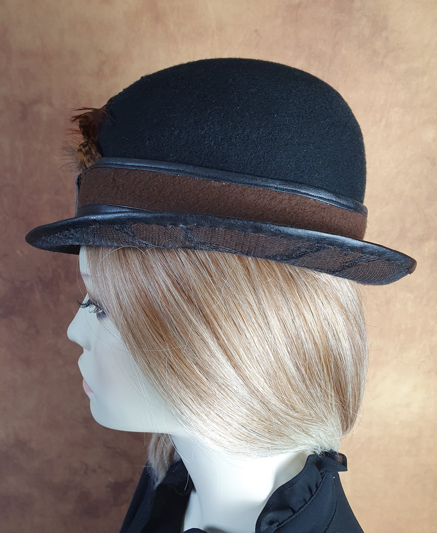 Handgemaakte zwart met bruin vilten bolhoed met haanveren, dames bolhoed, vintage bolhoed, derbyhoed, hoge hoed voor speciale evenementen