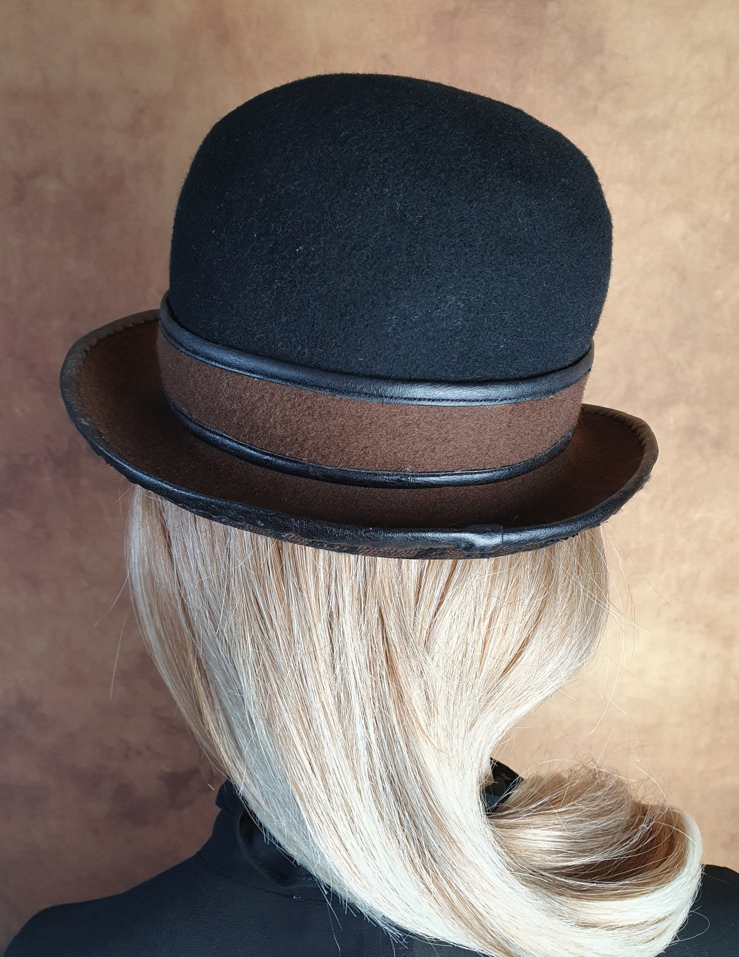 Handgemaakte zwart met bruin vilten bolhoed met haanveren, dames bolhoed, vintage bolhoed, derbyhoed, hoge hoed voor speciale evenementen