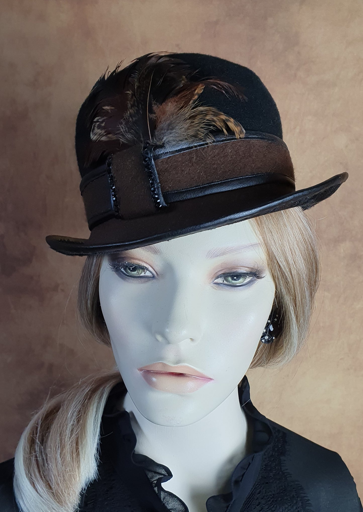 Handgemaakte zwart met bruin vilten bolhoed met haanveren, dames bolhoed, vintage bolhoed, derbyhoed, hoge hoed voor speciale evenementen