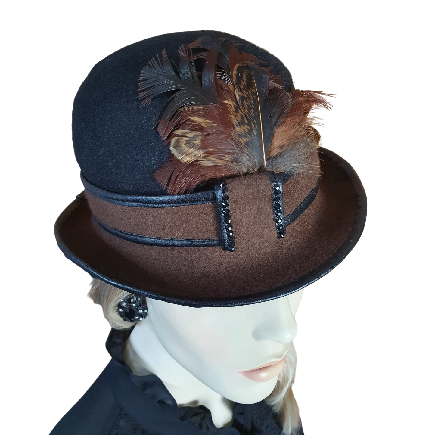 Handgemaakte zwart met bruin vilten bolhoed met haanveren, dames bolhoed, vintage bolhoed, derbyhoed, hoge hoed voor speciale evenementen