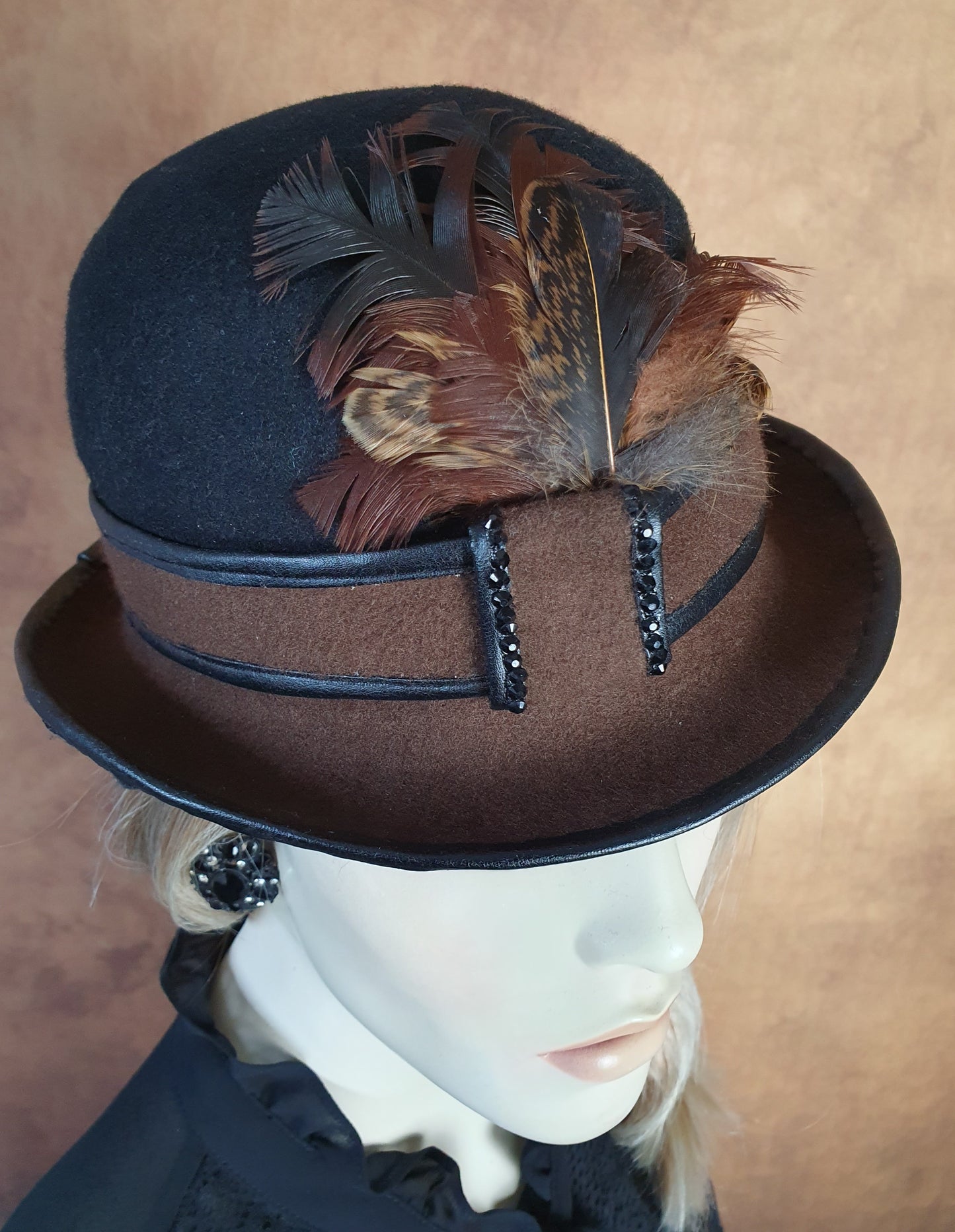 Handgemaakte zwart met bruin vilten bolhoed met haanveren, dames bolhoed, vintage bolhoed, derbyhoed, hoge hoed voor speciale evenementen