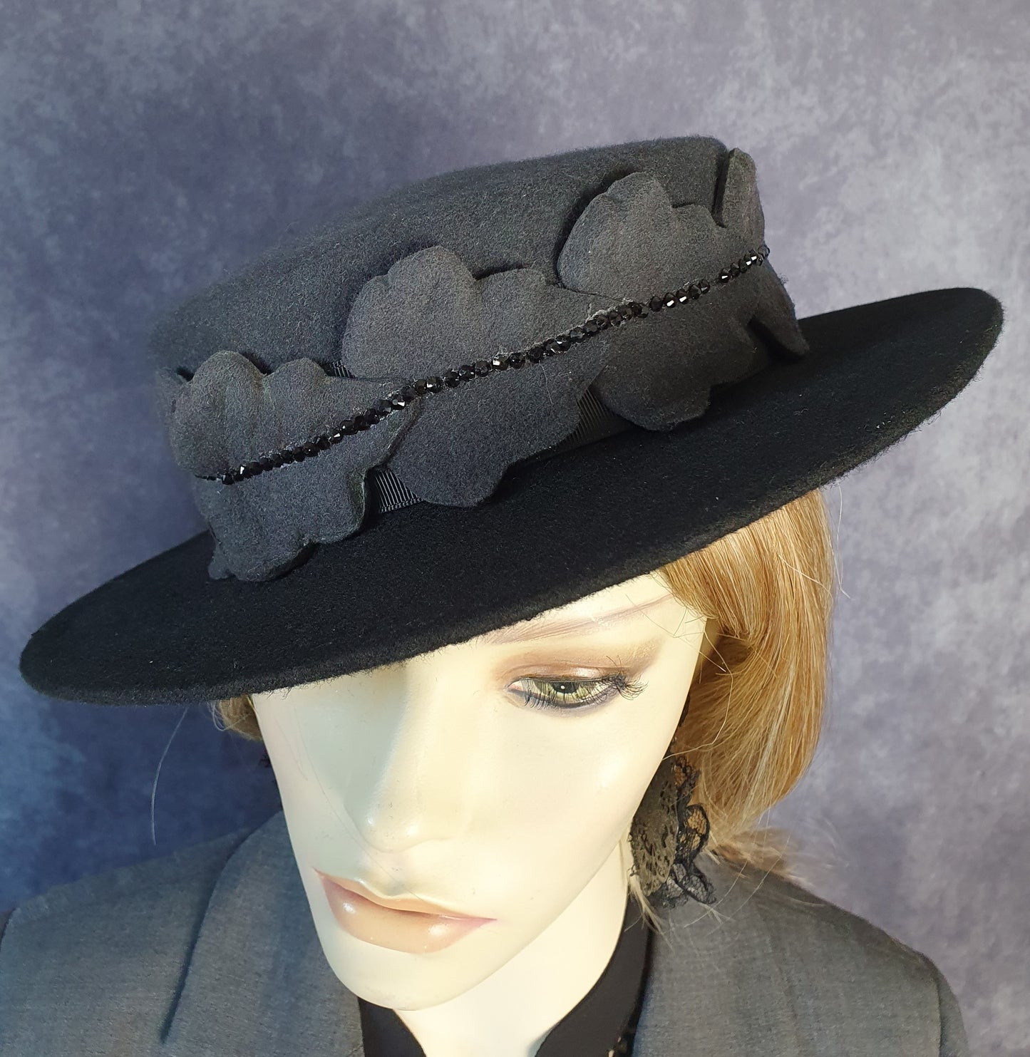 Handgemaakte vilthoed, grijs met zwart, dameshoed, elegante fascinator, herfst-winter hoofdtooi, speciale evenementen