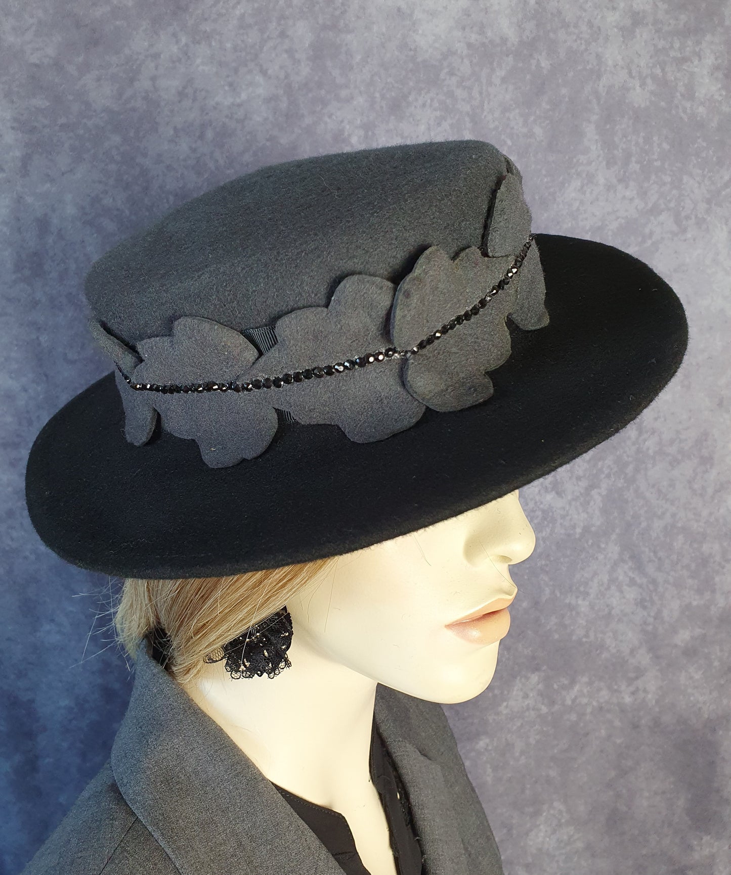 Handgemaakte vilthoed, grijs met zwart, dameshoed, elegante fascinator, herfst-winter hoofdtooi, speciale evenementen