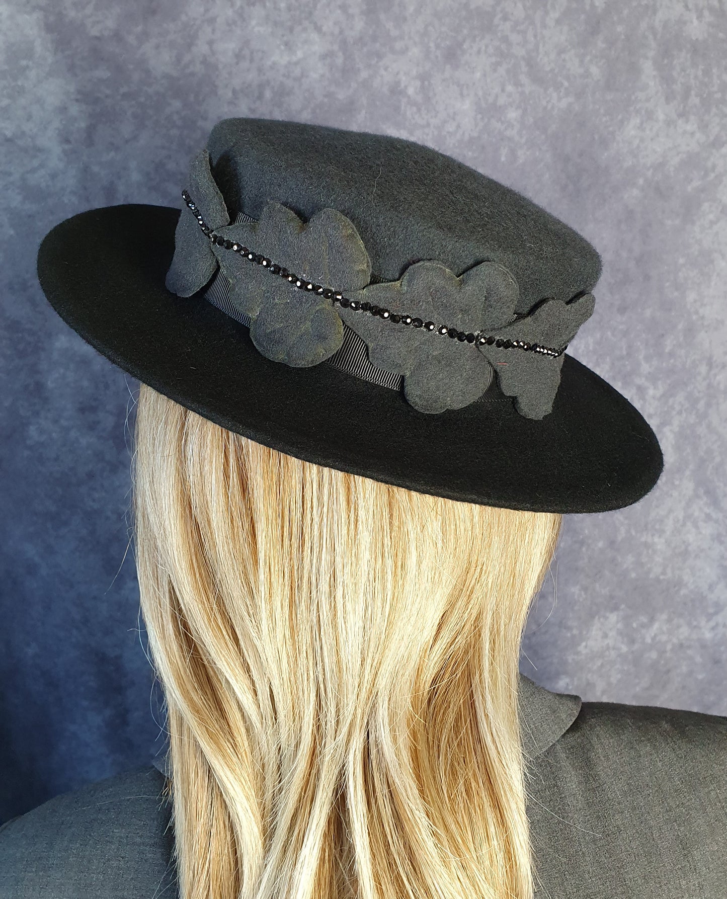 Handgemaakte vilthoed, grijs met zwart, dameshoed, elegante fascinator, herfst-winter hoofdtooi, speciale evenementen