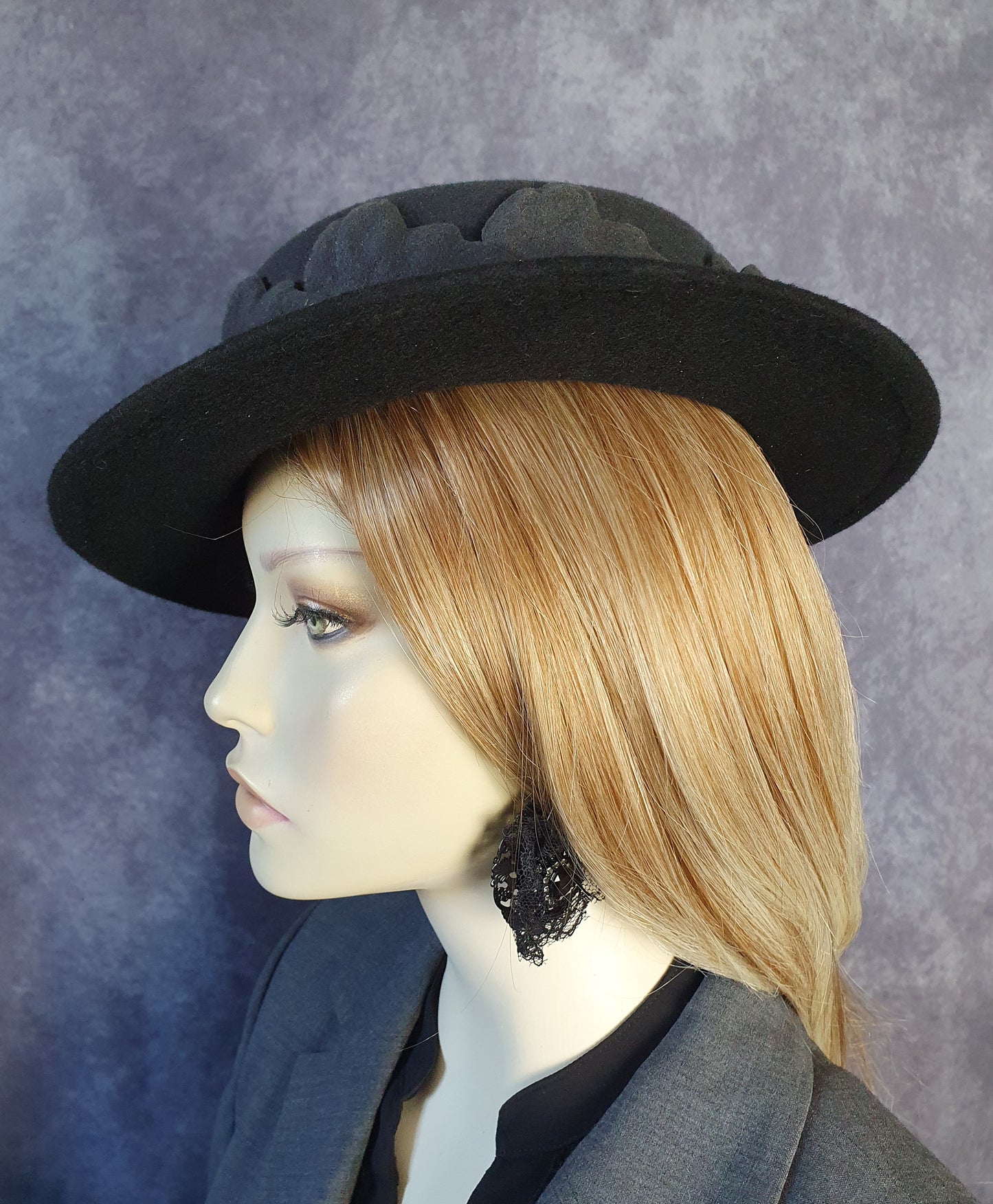 Handgemaakte vilthoed, grijs met zwart, dameshoed, elegante fascinator, herfst-winter hoofdtooi, speciale evenementen