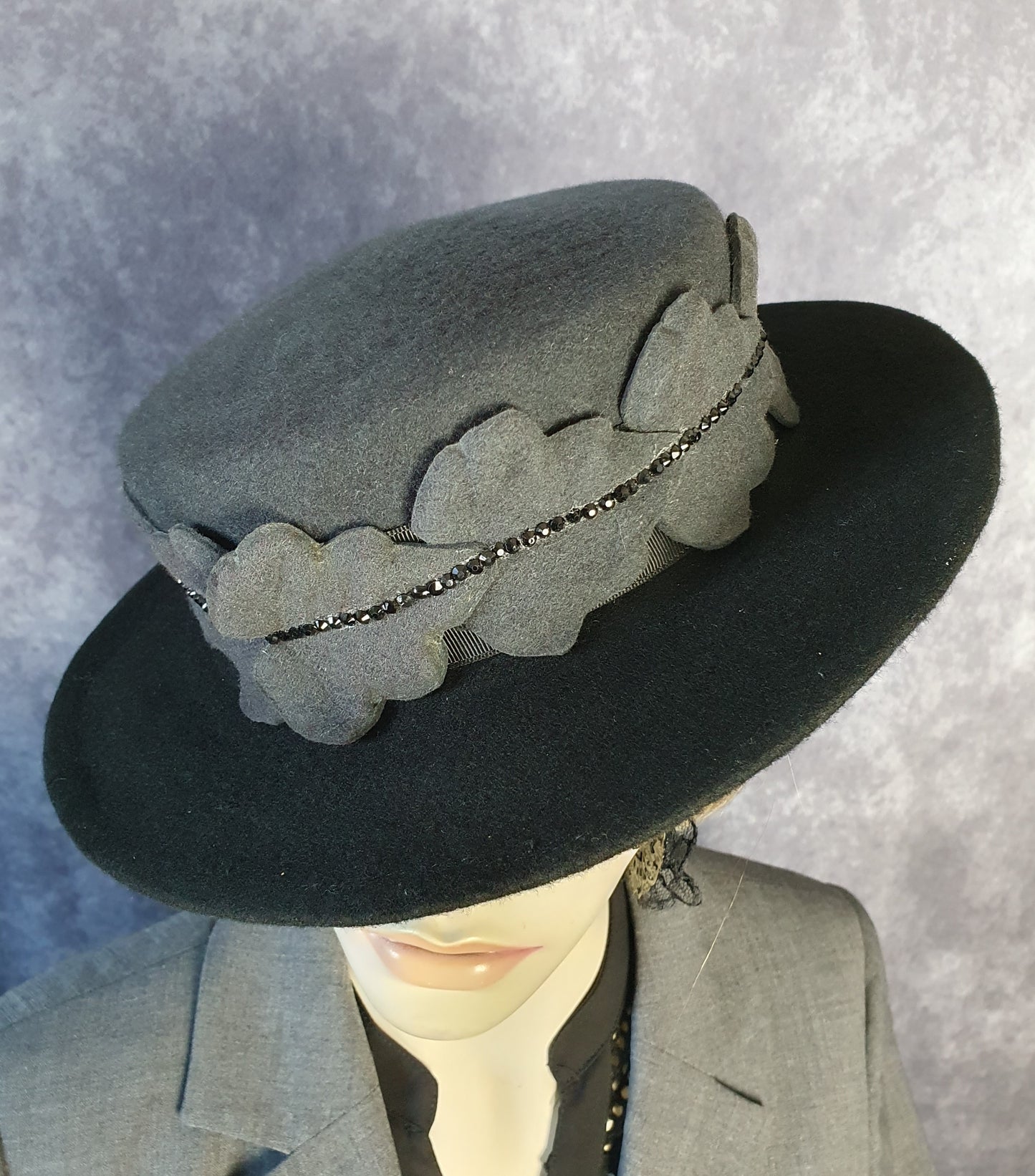 Handgemaakte vilthoed, grijs met zwart, dameshoed, elegante fascinator, herfst-winter hoofdtooi, speciale evenementen