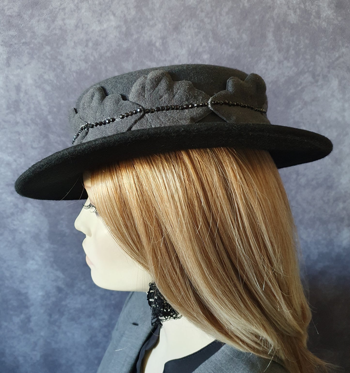 Handgemaakte vilthoed, grijs met zwart, dameshoed, elegante fascinator, herfst-winter hoofdtooi, speciale evenementen