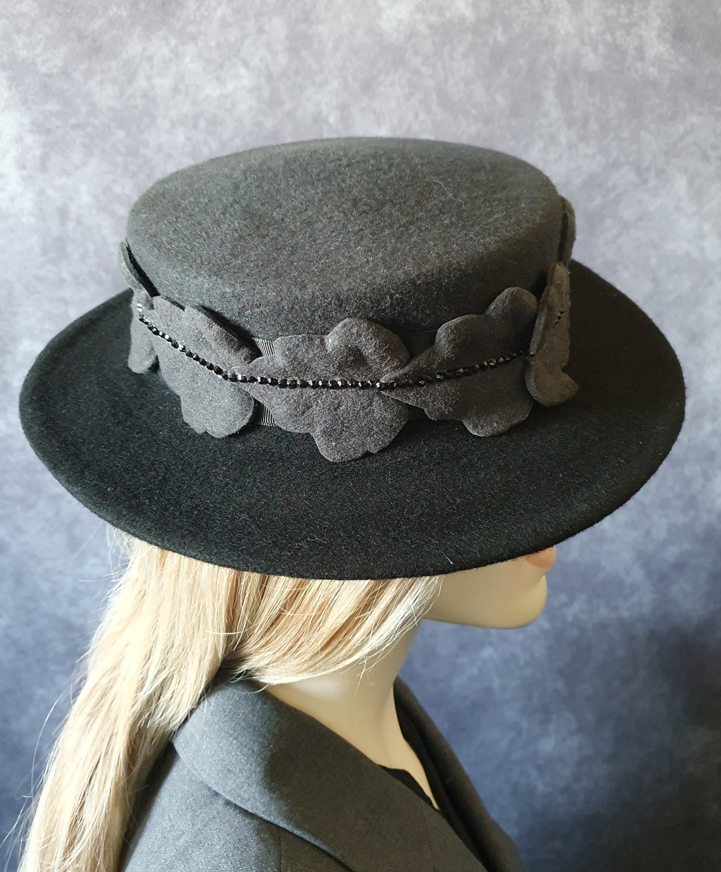 Handgemaakte vilthoed, grijs met zwart, dameshoed, elegante fascinator, herfst-winter hoofdtooi, speciale evenementen