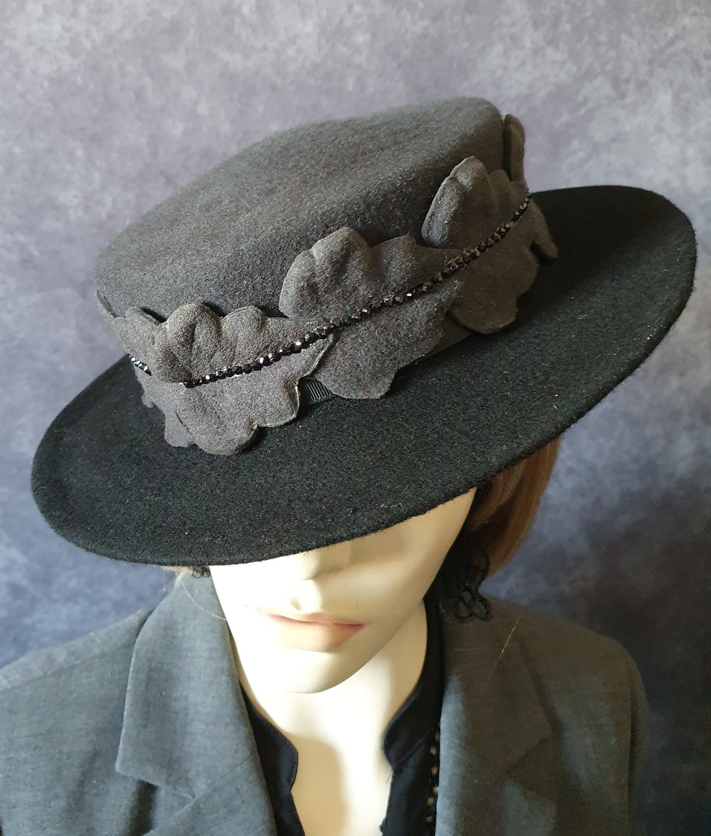 Handgemaakte vilthoed, grijs met zwart, dameshoed, elegante fascinator, herfst-winter hoofdtooi, speciale evenementen
