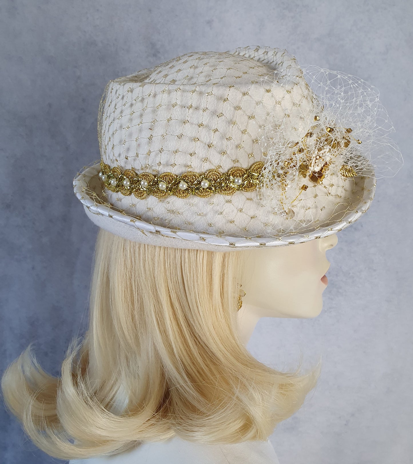 Dameshoed Fedora van ecru wit vilt met sluier, handgemaakt elegante bruidshoed, voor bruiloften of andere speciale evenementen.