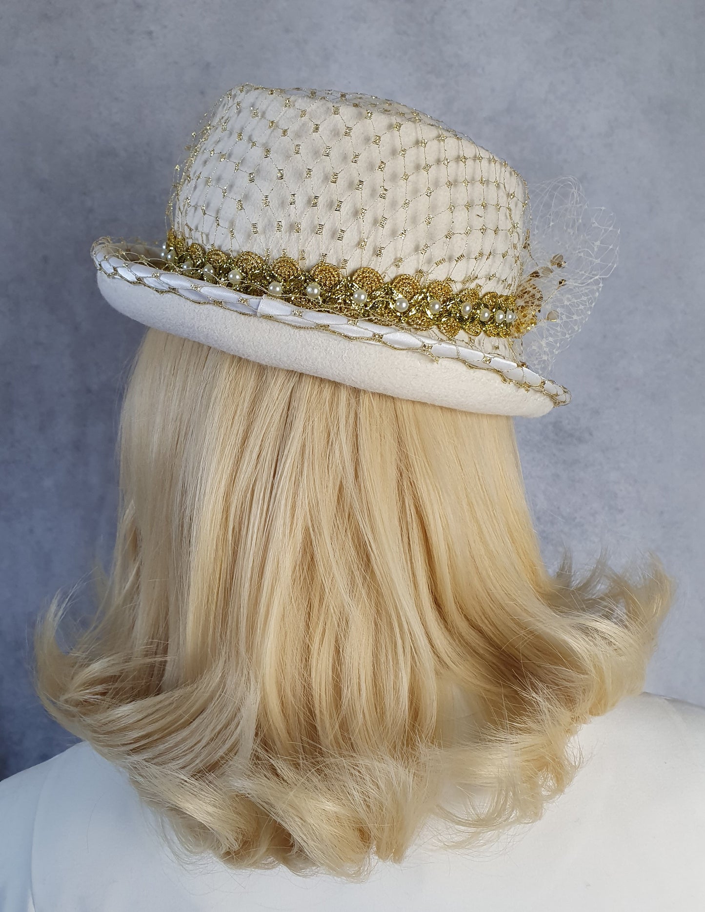 Dameshoed Fedora van ecru wit vilt met sluier, handgemaakt elegante bruidshoed, voor bruiloften of andere speciale evenementen.