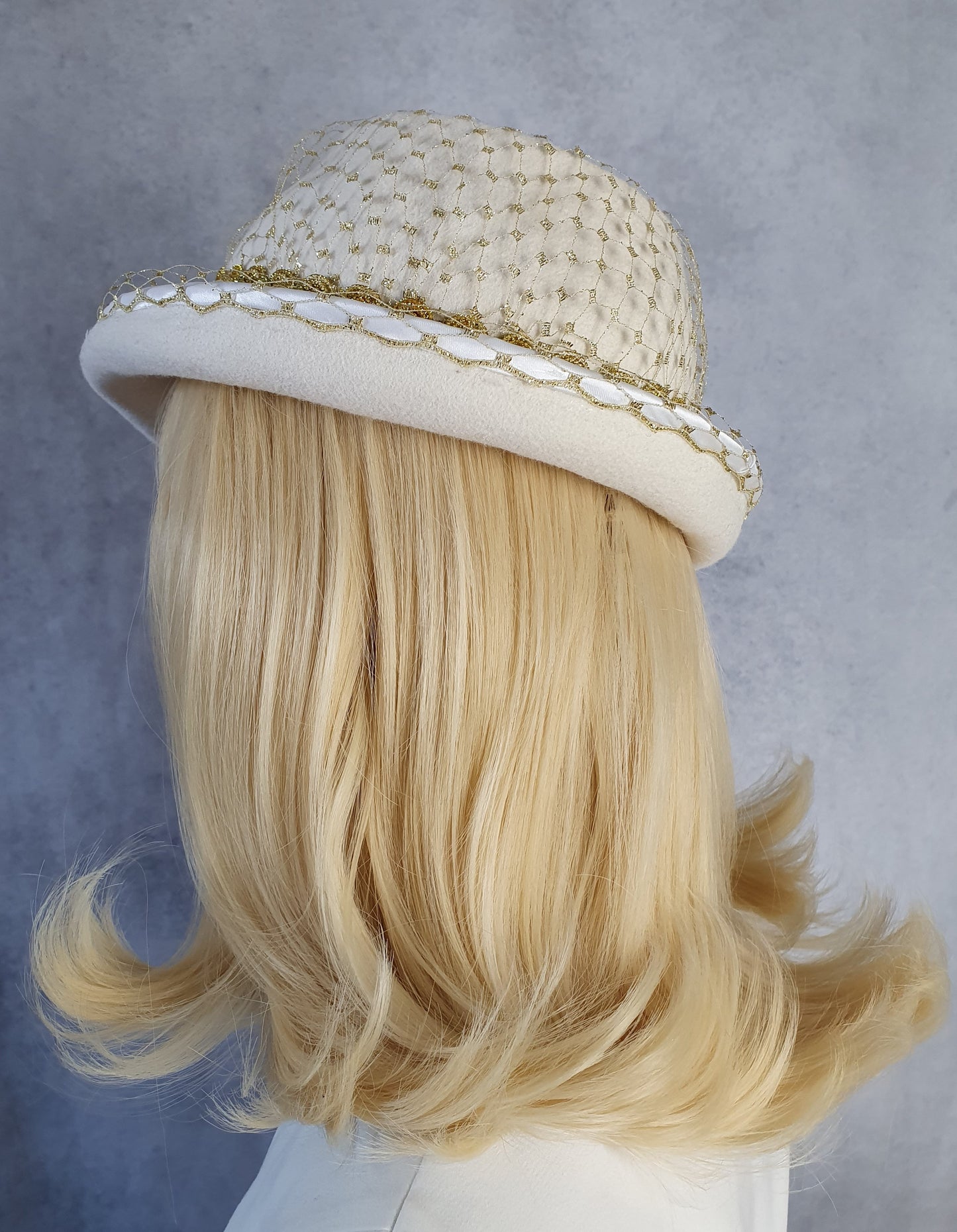 Dameshoed Fedora van ecru wit vilt met sluier, handgemaakt elegante bruidshoed, voor bruiloften of andere speciale evenementen.