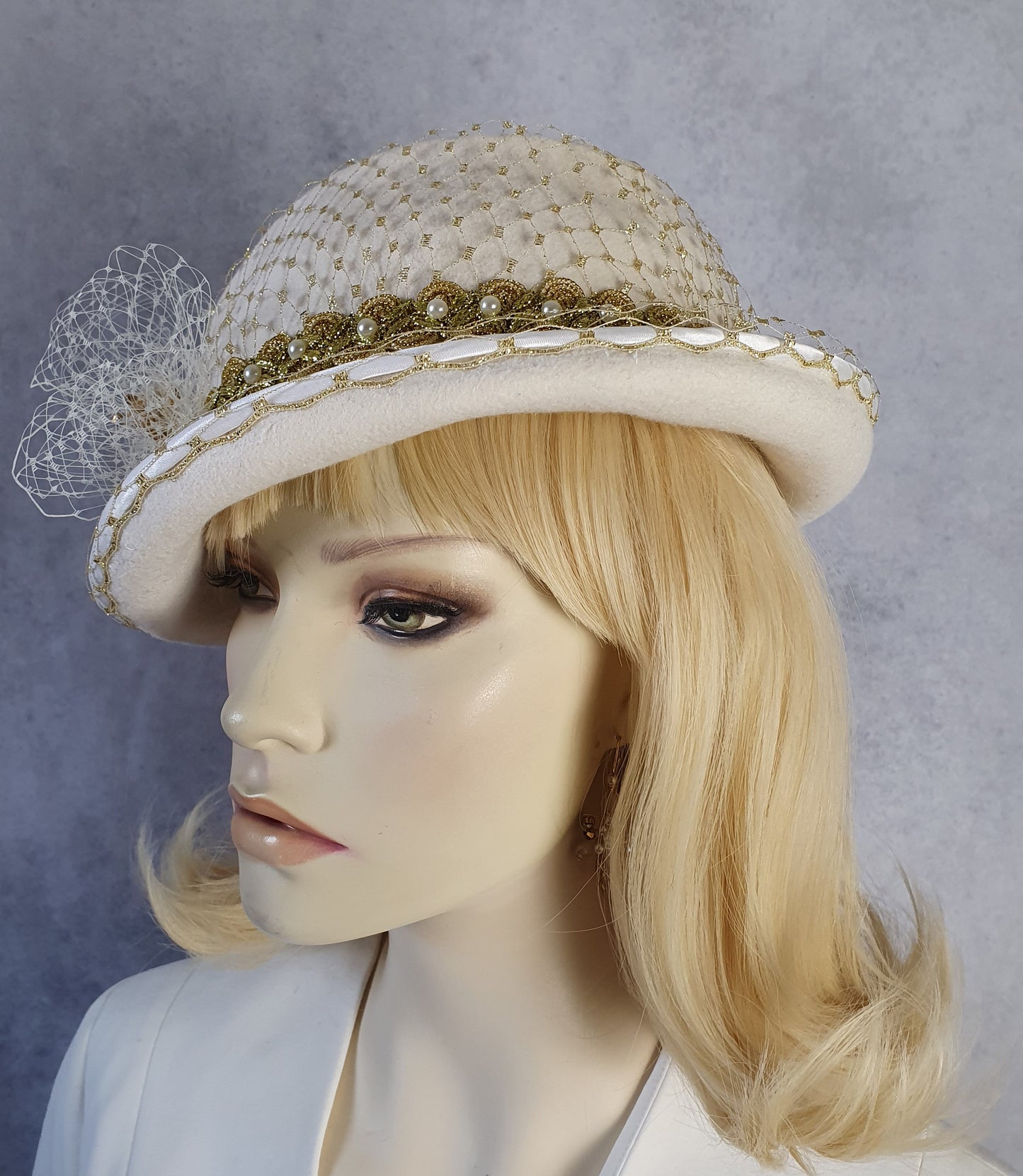 Dameshoed Fedora van ecru wit vilt met sluier, handgemaakt elegante bruidshoed, voor bruiloften of andere speciale evenementen.