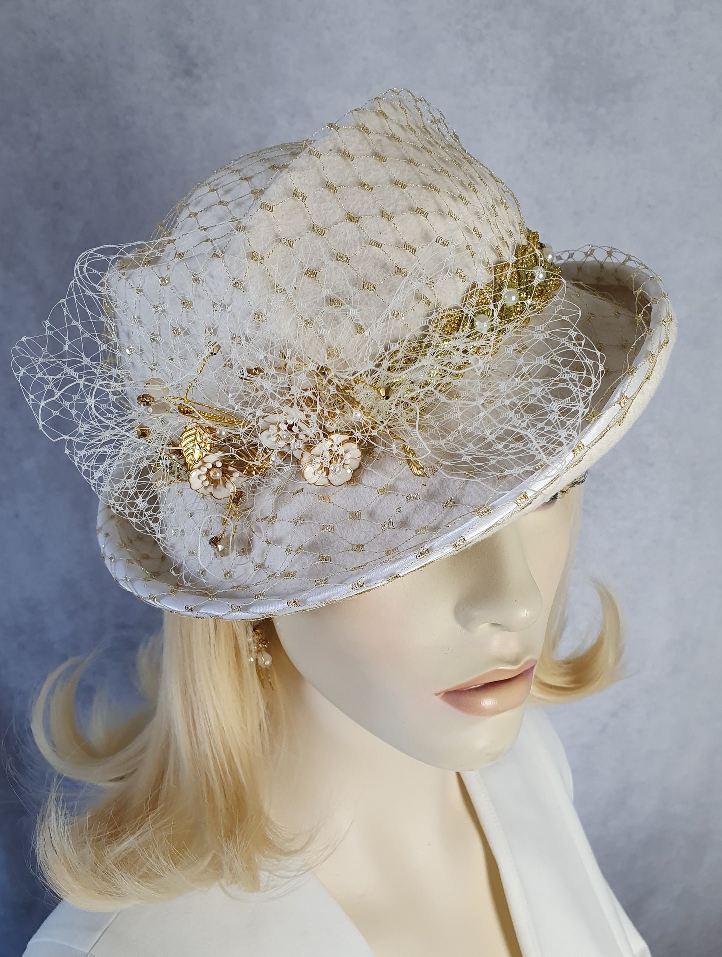 Dameshoed Fedora van ecru wit vilt met sluier, handgemaakt elegante bruidshoed, voor bruiloften of andere speciale evenementen.
