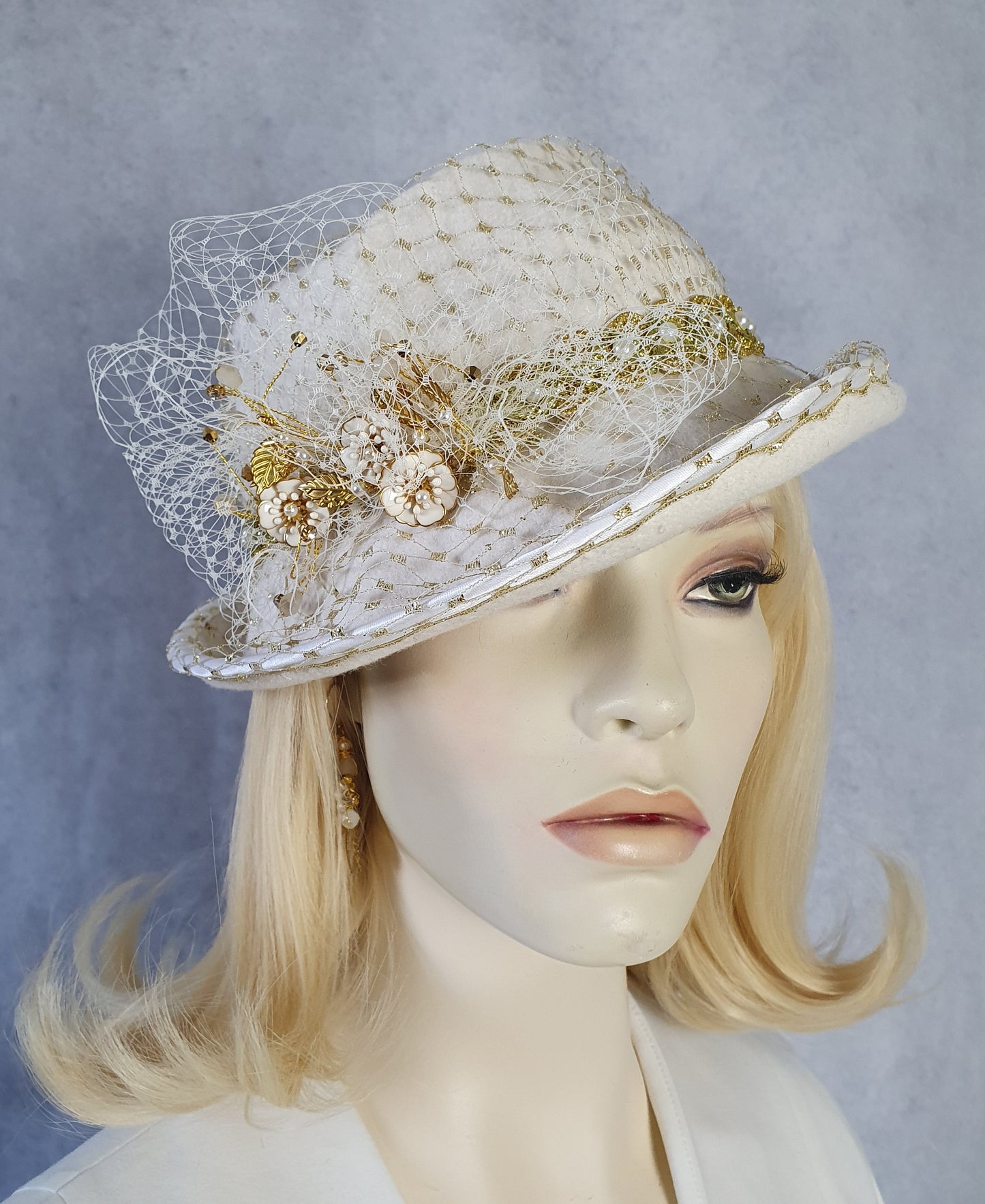 Dameshoed Fedora van ecru wit vilt met sluier, handgemaakt elegante bruidshoed, voor bruiloften of andere speciale evenementen.