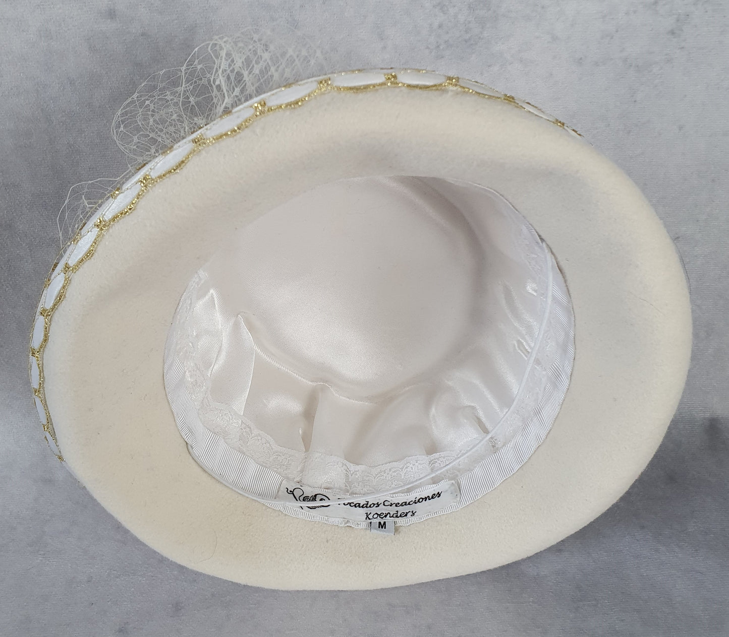 Dameshoed Fedora van ecru wit vilt met sluier, handgemaakt elegante bruidshoed, voor bruiloften of andere speciale evenementen.