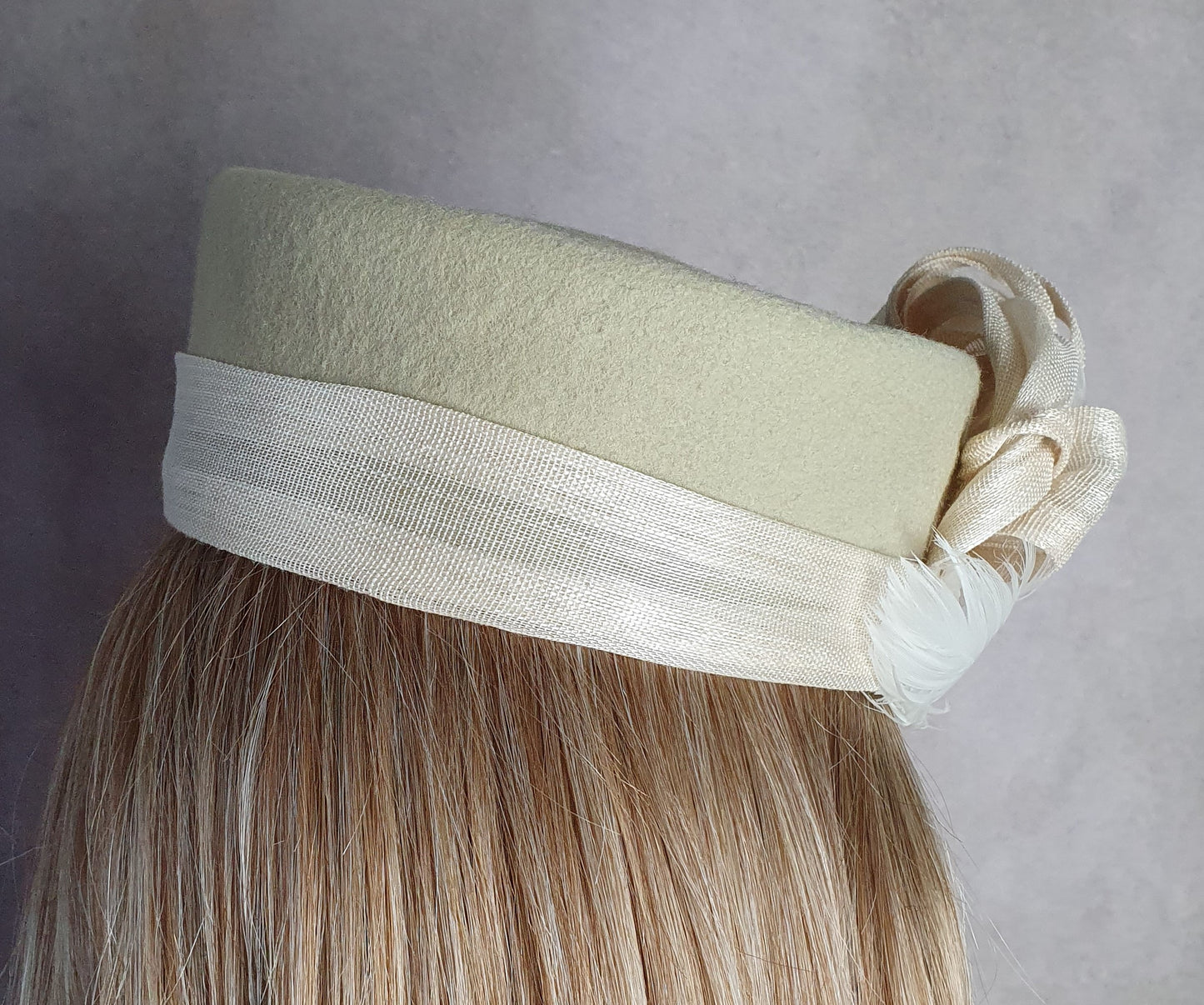 Handgemaakte fascinator van beige vilt met zwanenveren en abaca silk, elegante dameshoed, pillbox hoed, speciale gelegenheden