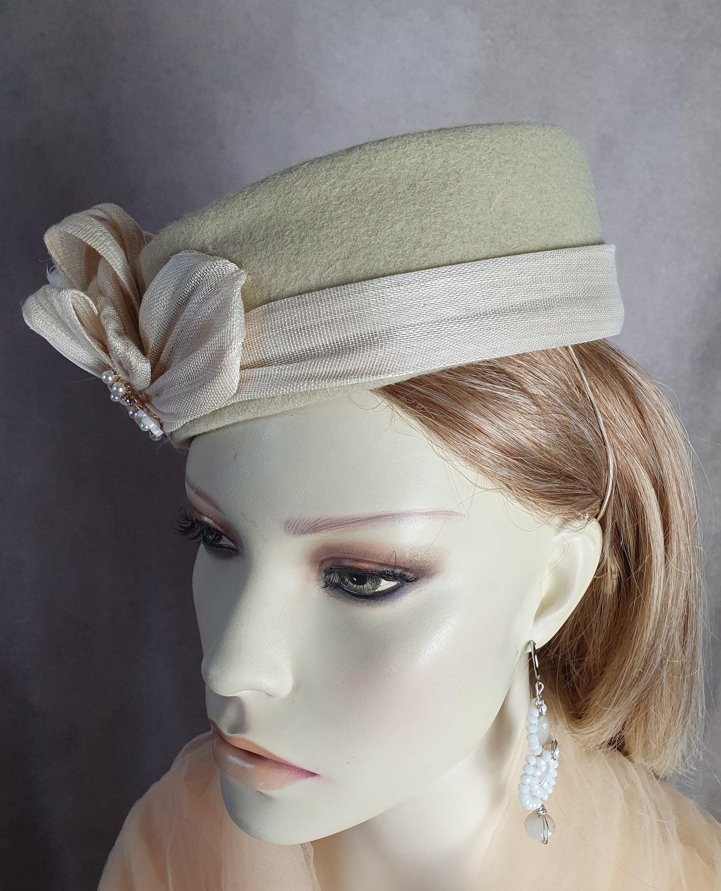 Handgemaakte fascinator van beige vilt met zwanenveren en abaca silk, elegante dameshoed, pillbox hoed, speciale gelegenheden