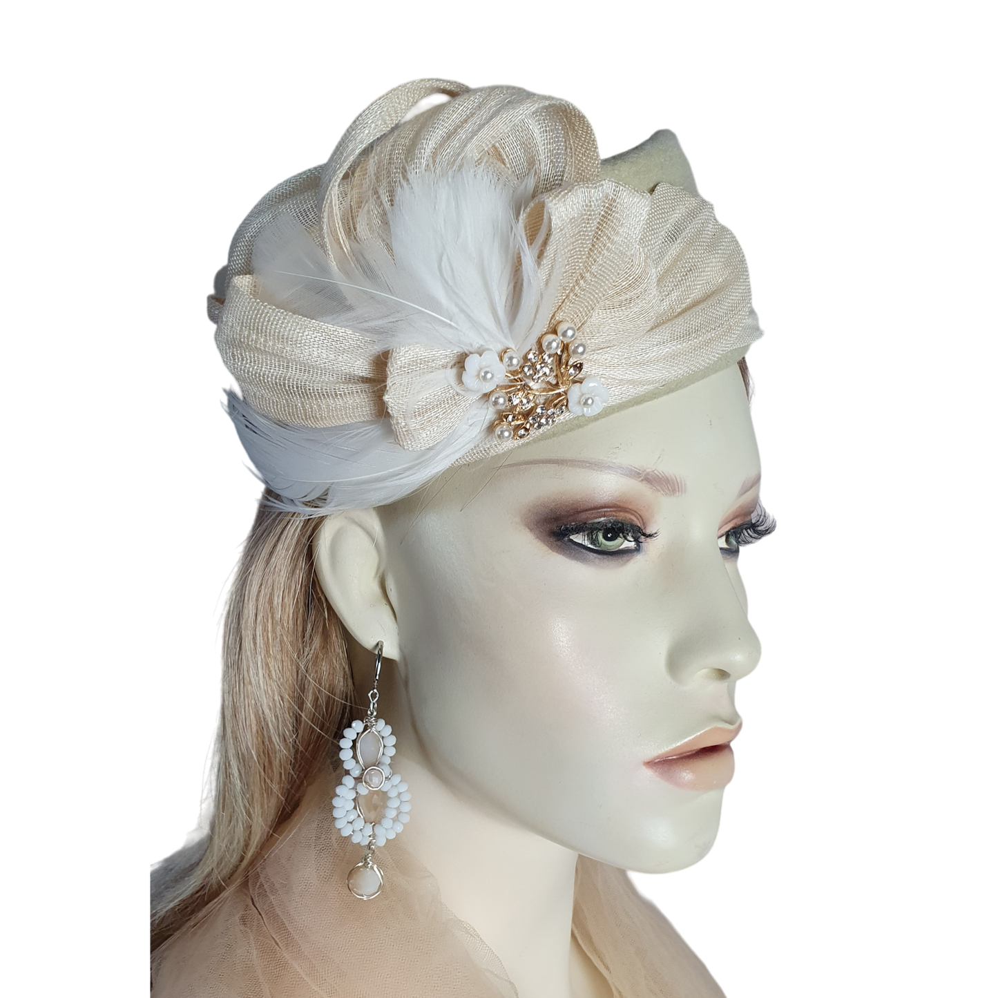 Handgemaakte fascinator van beige vilt met zwanenveren en abaca silk, elegante dameshoed, pillbox hoed, speciale gelegenheden