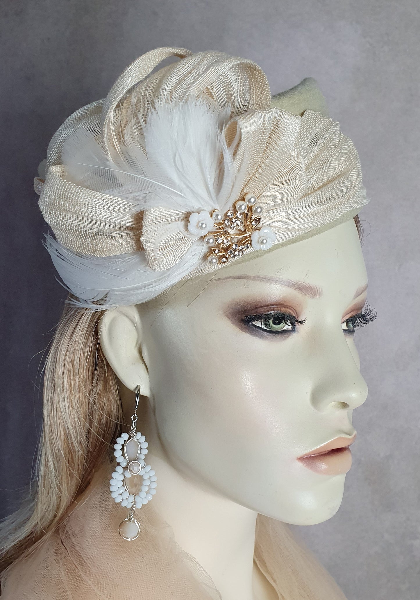 Handgemaakte fascinator van beige vilt met zwanenveren en abaca silk, elegante dameshoed, pillbox hoed, speciale gelegenheden