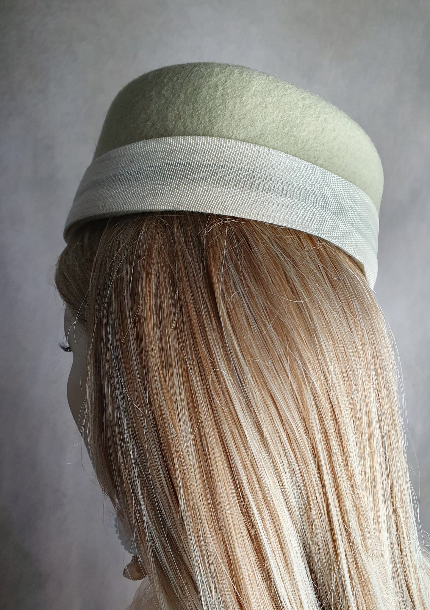 Handgemaakte fascinator van beige vilt met zwanenveren en abaca silk, elegante dameshoed, pillbox hoed, speciale gelegenheden