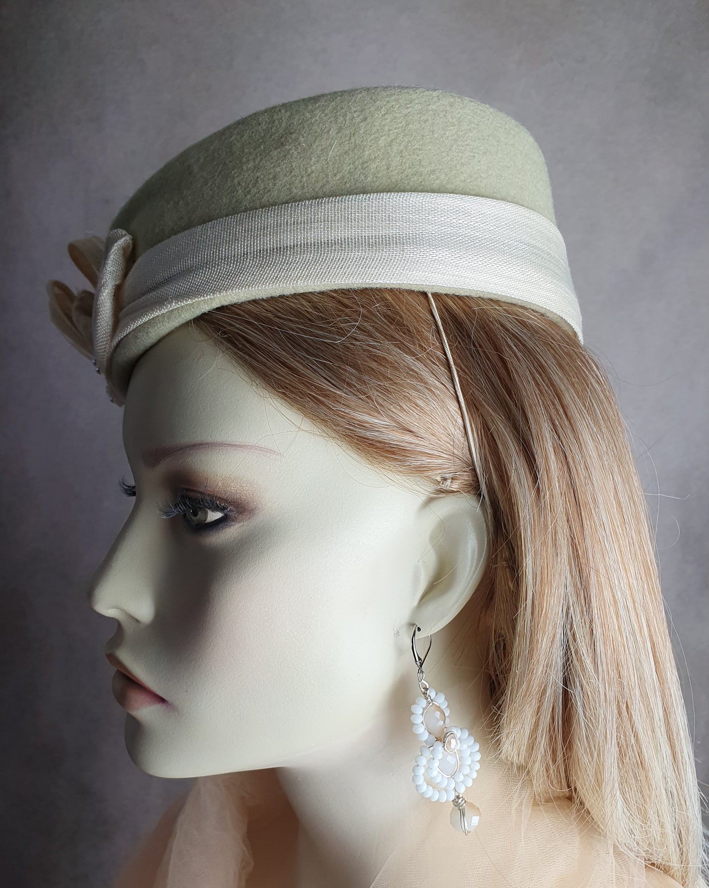 Handgemaakte fascinator van beige vilt met zwanenveren en abaca silk, elegante dameshoed, pillbox hoed, speciale gelegenheden