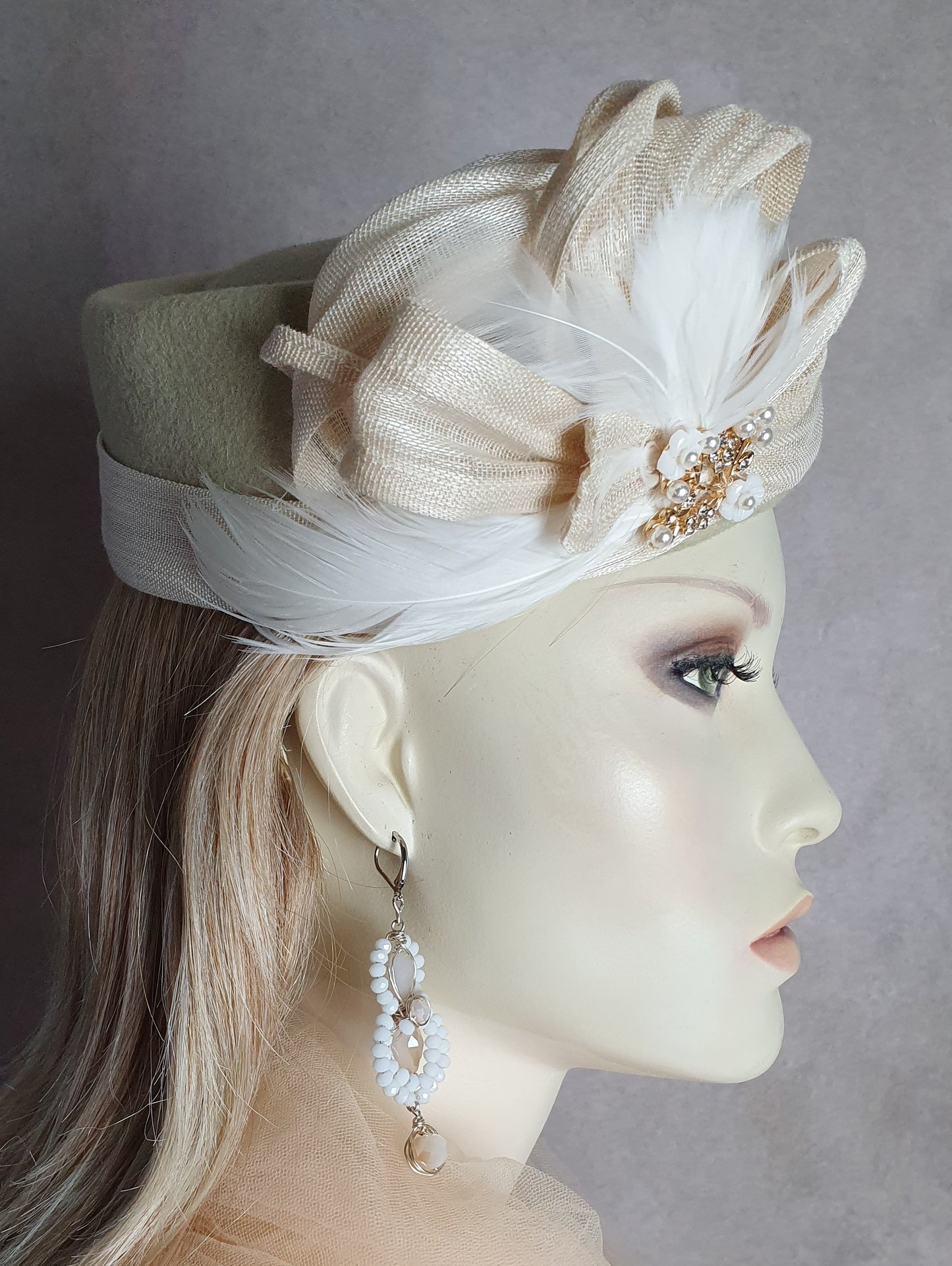 Handgemaakte fascinator van beige vilt met zwanenveren en abaca silk, elegante dameshoed, pillbox hoed, speciale gelegenheden