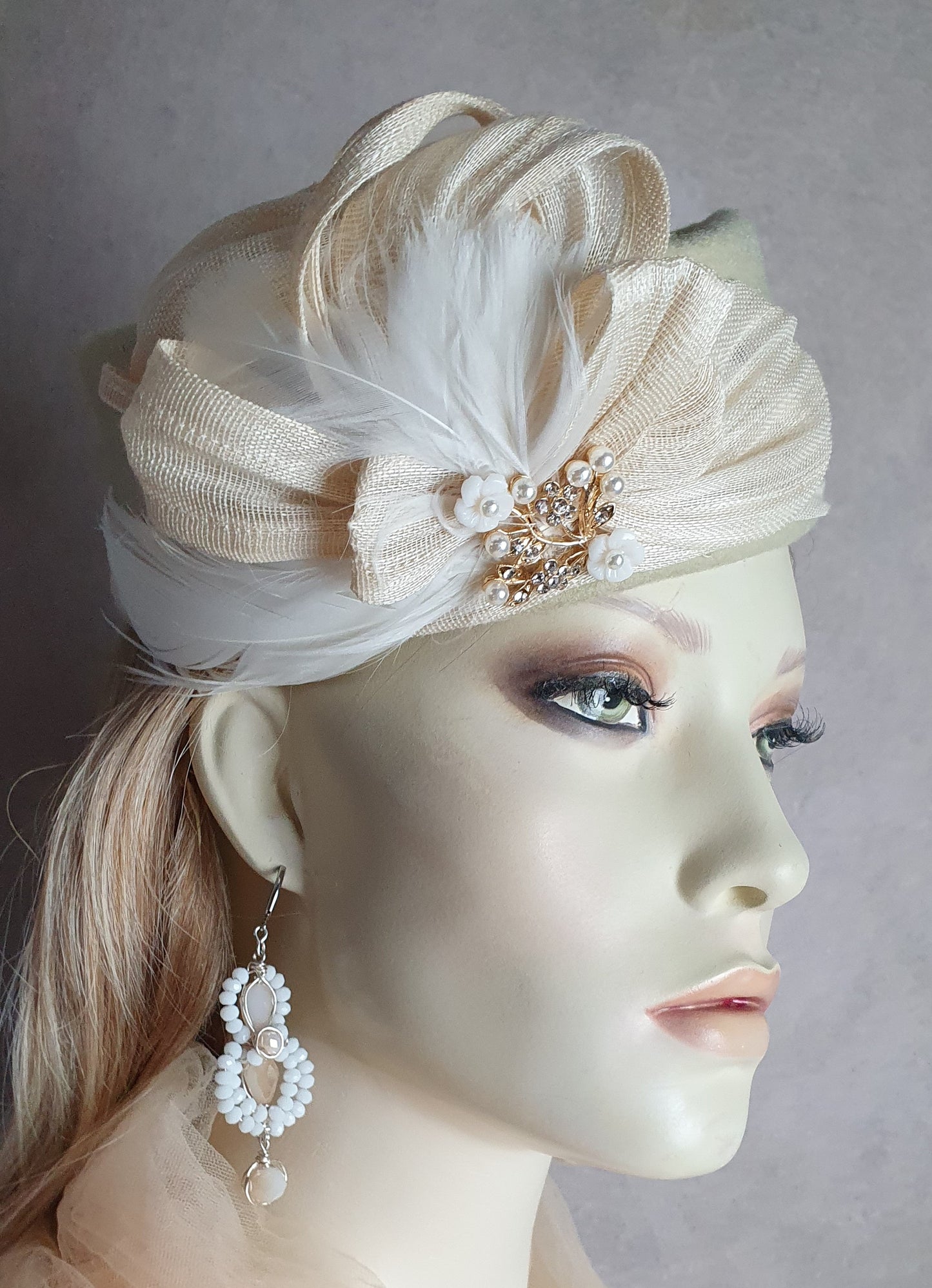 Handgemaakte fascinator van beige vilt met zwanenveren en abaca silk, elegante dameshoed, pillbox hoed, speciale gelegenheden