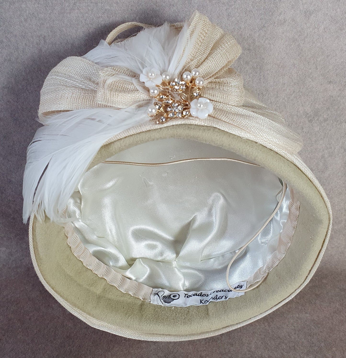 Handgemaakte fascinator van beige vilt met zwanenveren en abaca silk, elegante dameshoed, pillbox hoed, speciale gelegenheden