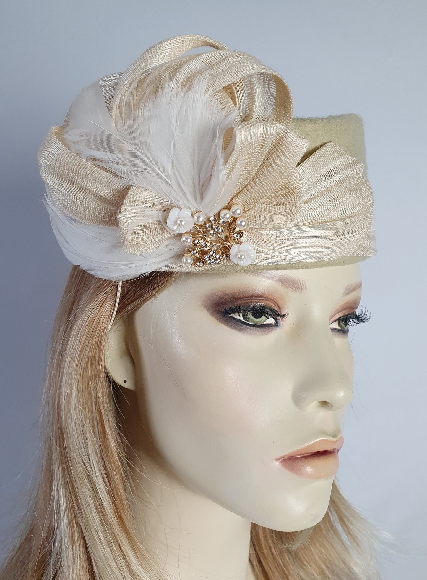 Handgemaakte fascinator van beige vilt met zwanenveren en abaca silk, elegante dameshoed, pillbox hoed, speciale gelegenheden