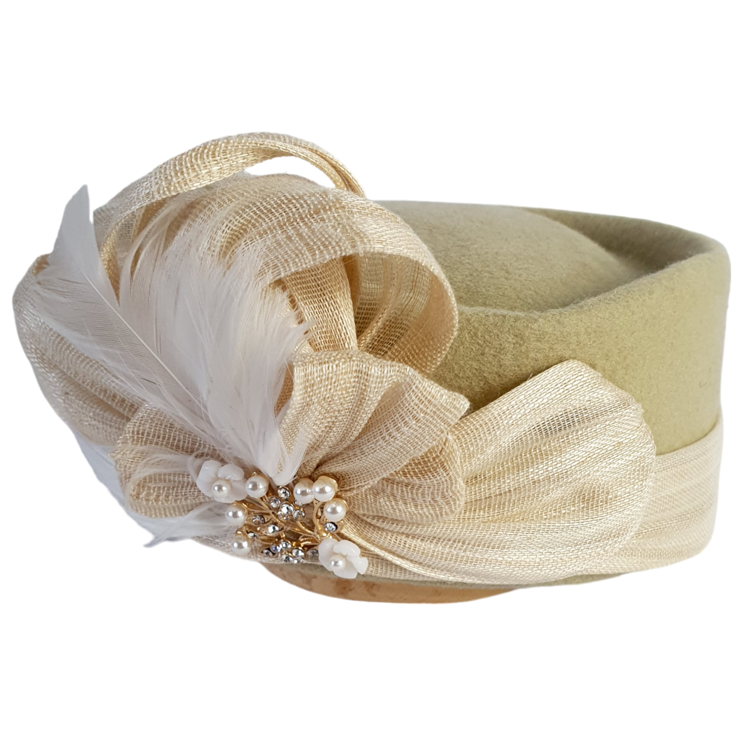 Handgemaakte fascinator van beige vilt met zwanenveren en abaca silk, elegante dameshoed, pillbox hoed, speciale gelegenheden