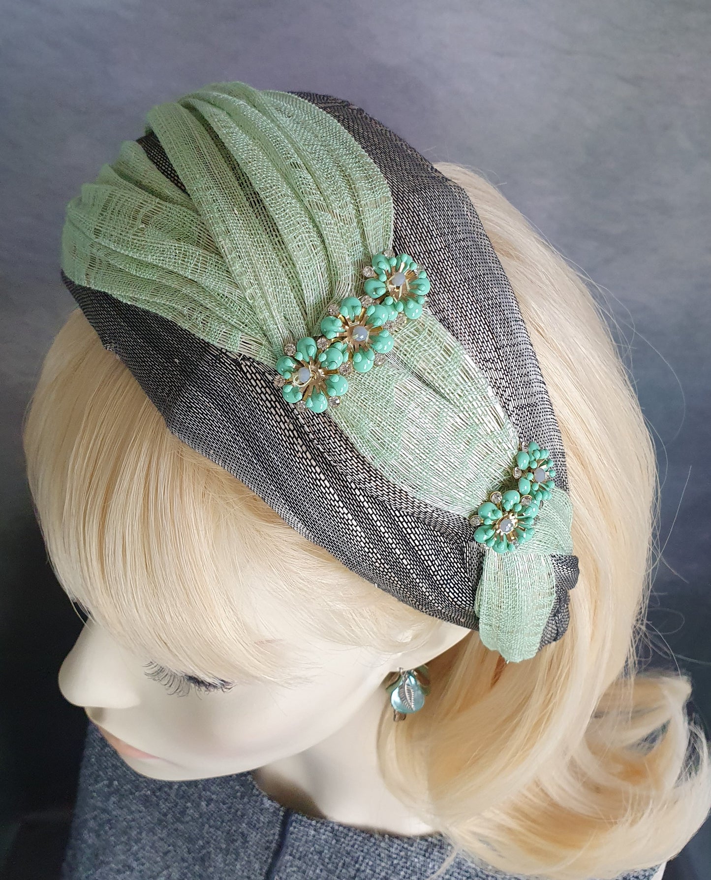 Handgemaakte hoofdband van abaca zijde, grijs met groene en metalen bloemen, elegante diadeem, mooie fascinator - speciale gelegenheden