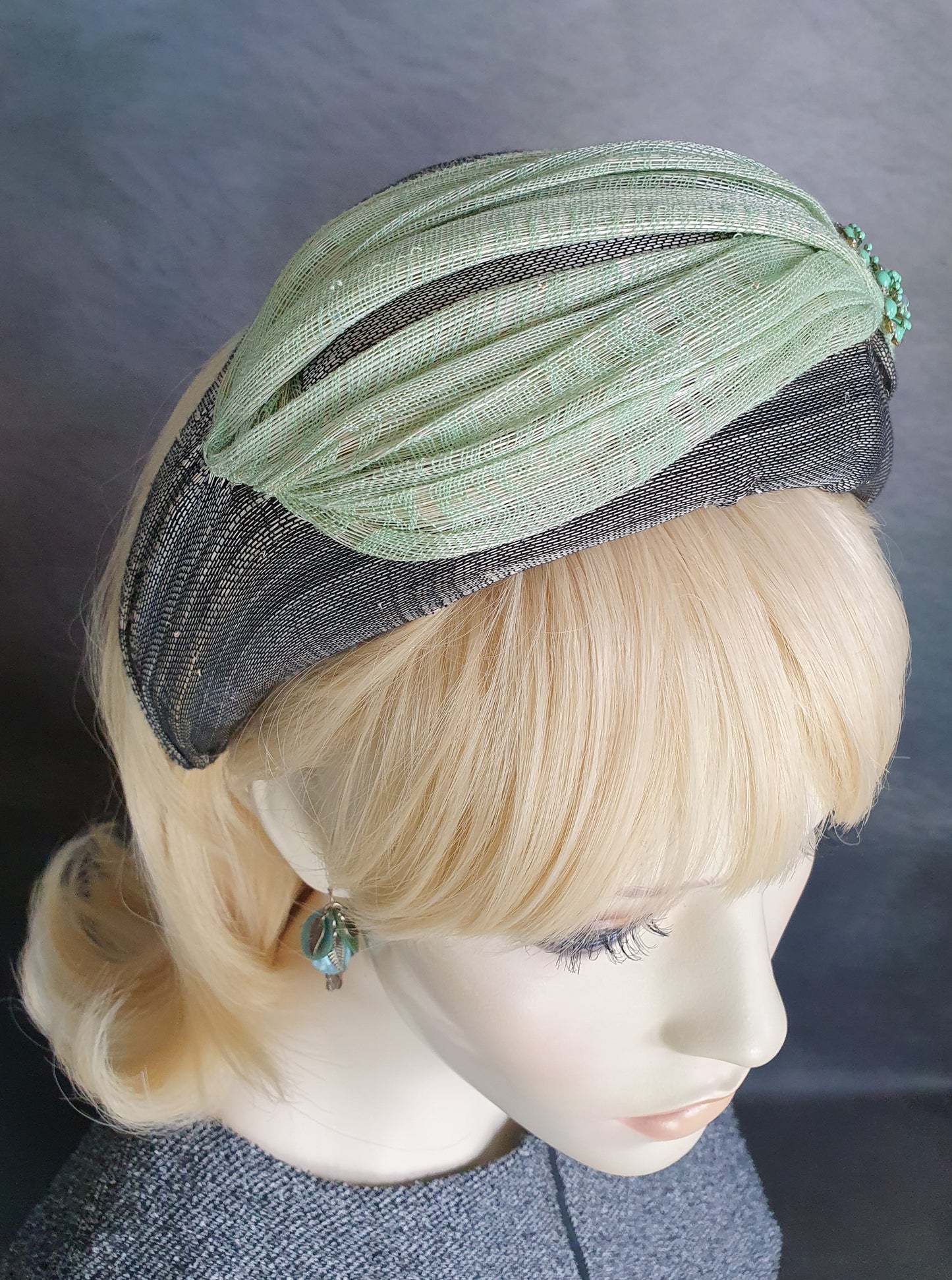 Handgemaakte hoofdband van abaca zijde, grijs met groene en metalen bloemen, elegante diadeem, mooie fascinator - speciale gelegenheden