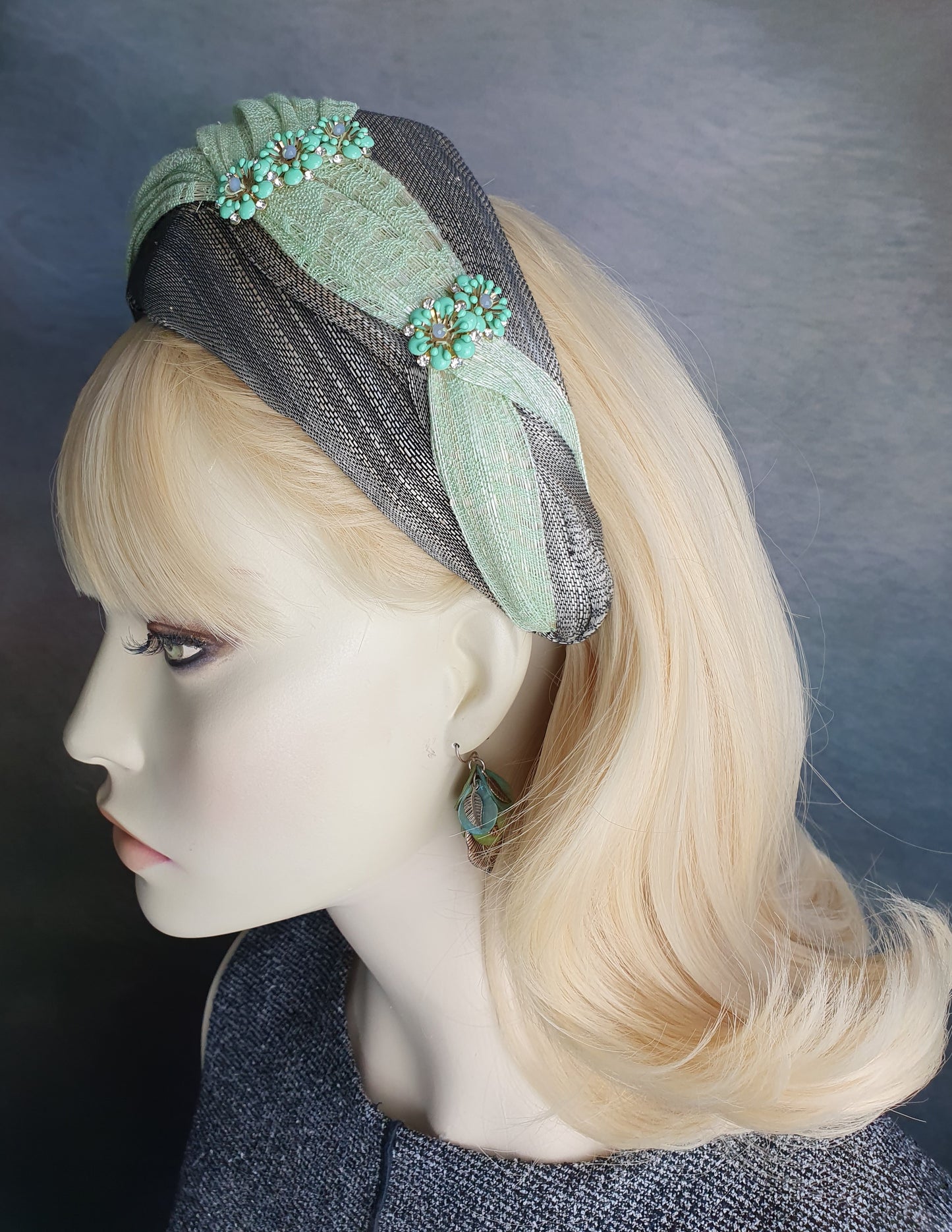 Handgemaakte hoofdband van abaca zijde, grijs met groene en metalen bloemen, elegante diadeem, mooie fascinator - speciale gelegenheden