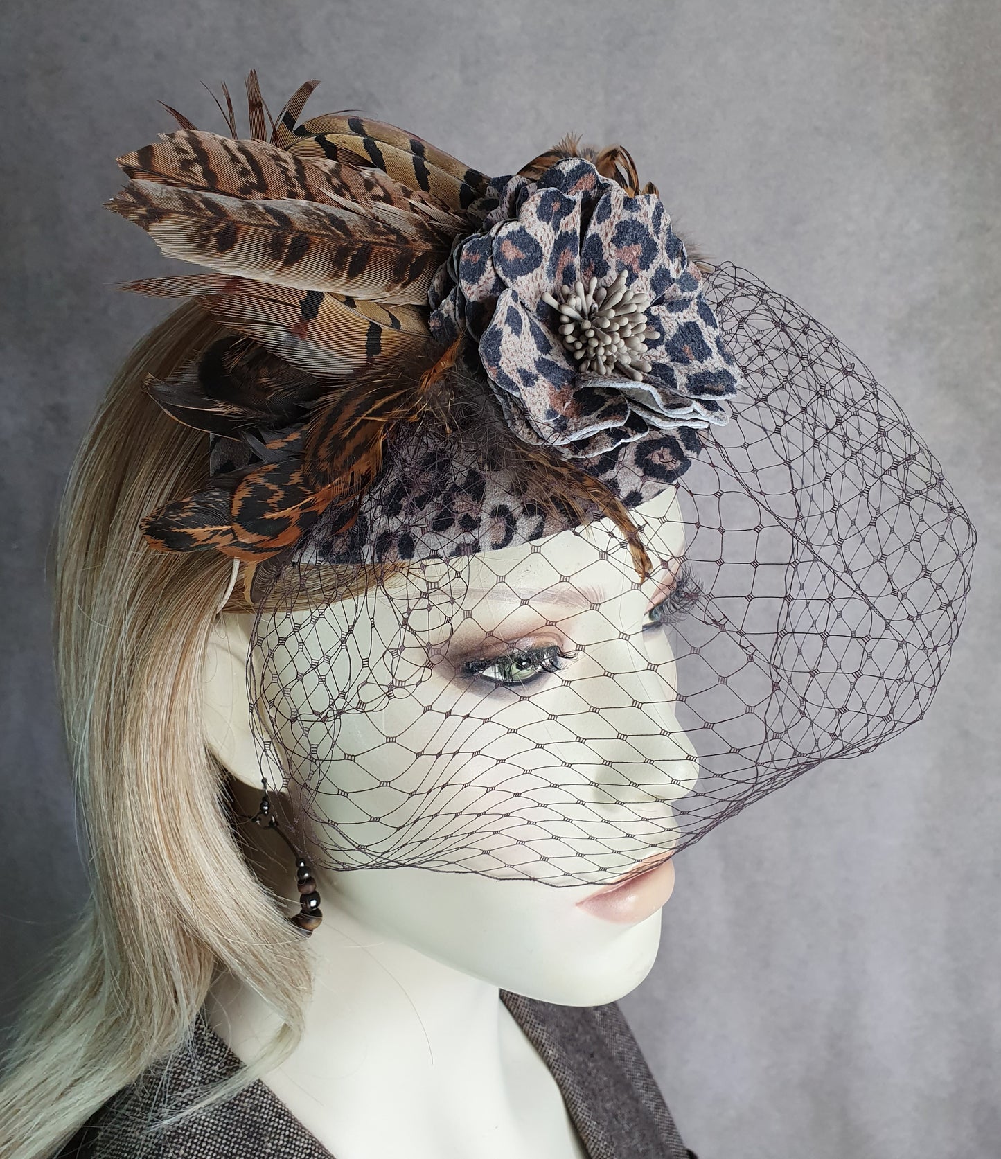 Fascinator handgemaakt in natuurlijk tijgerprint leer, bruiloft hoofdtooi, hoofdtooi voor gasten, dameshoed, speciale gelegenheid