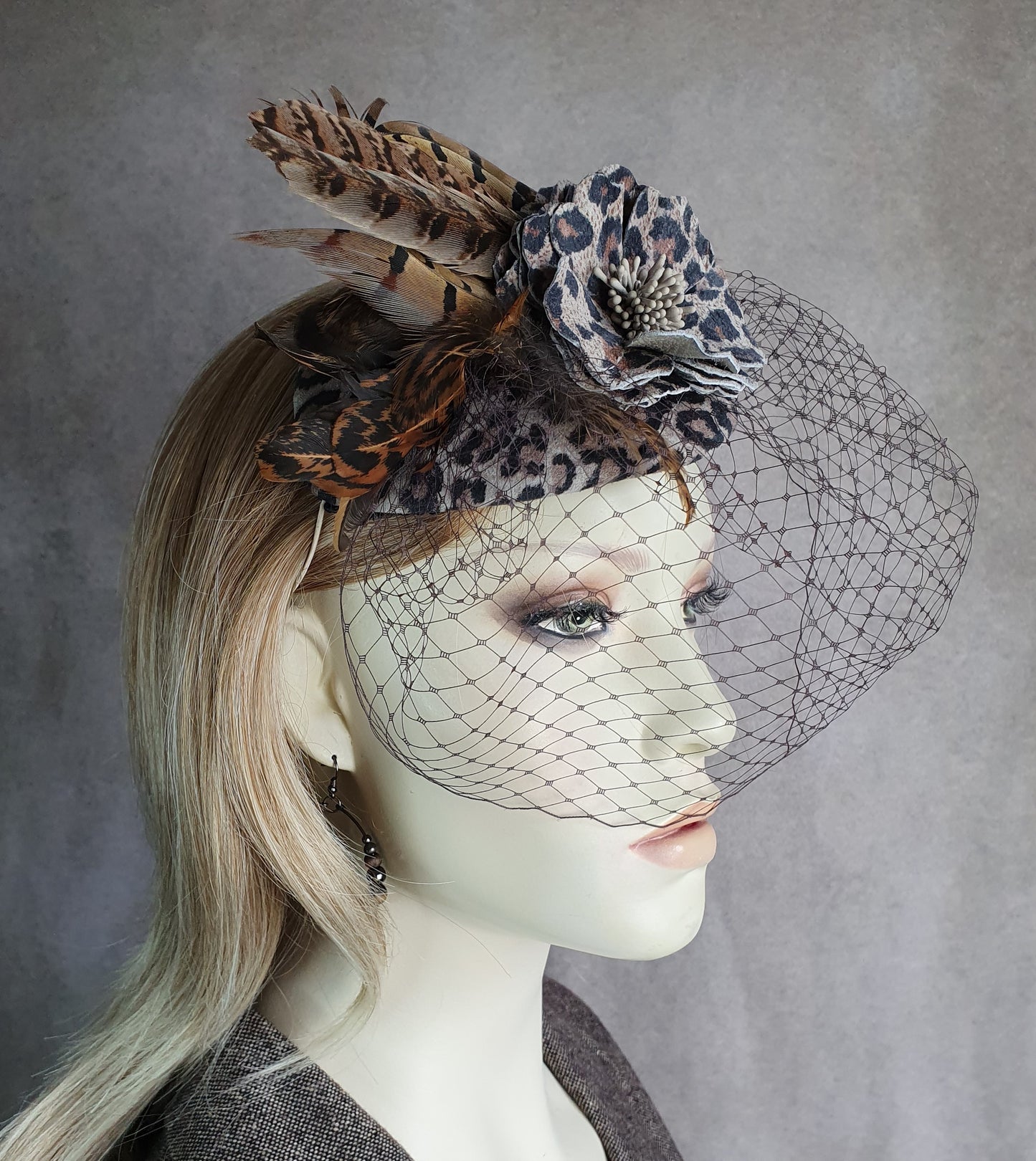 Fascinator handgemaakt in natuurlijk tijgerprint leer, bruiloft hoofdtooi, hoofdtooi voor gasten, dameshoed, speciale gelegenheid
