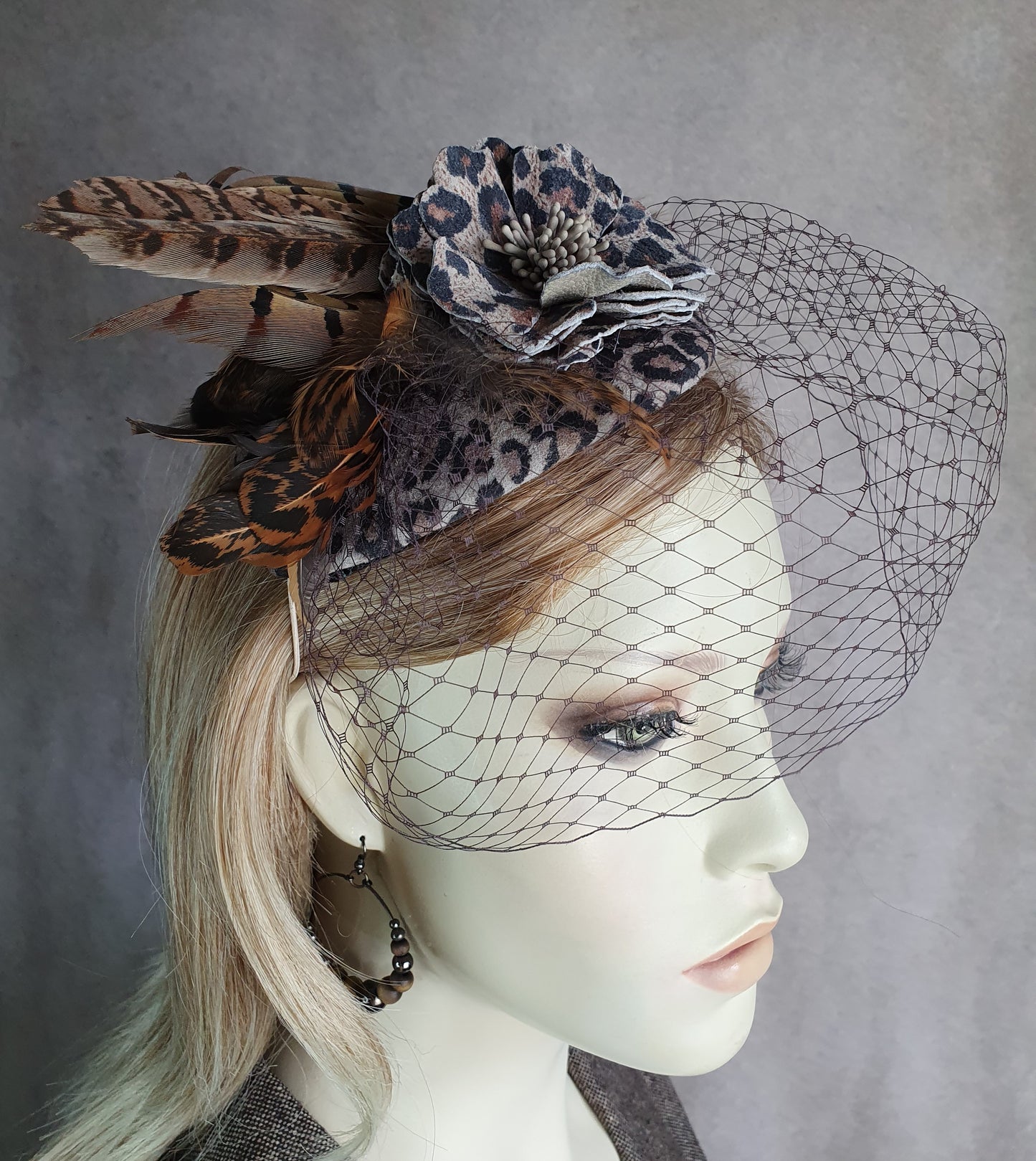 Fascinator handgemaakt in natuurlijk tijgerprint leer, bruiloft hoofdtooi, hoofdtooi voor gasten, dameshoed, speciale gelegenheid