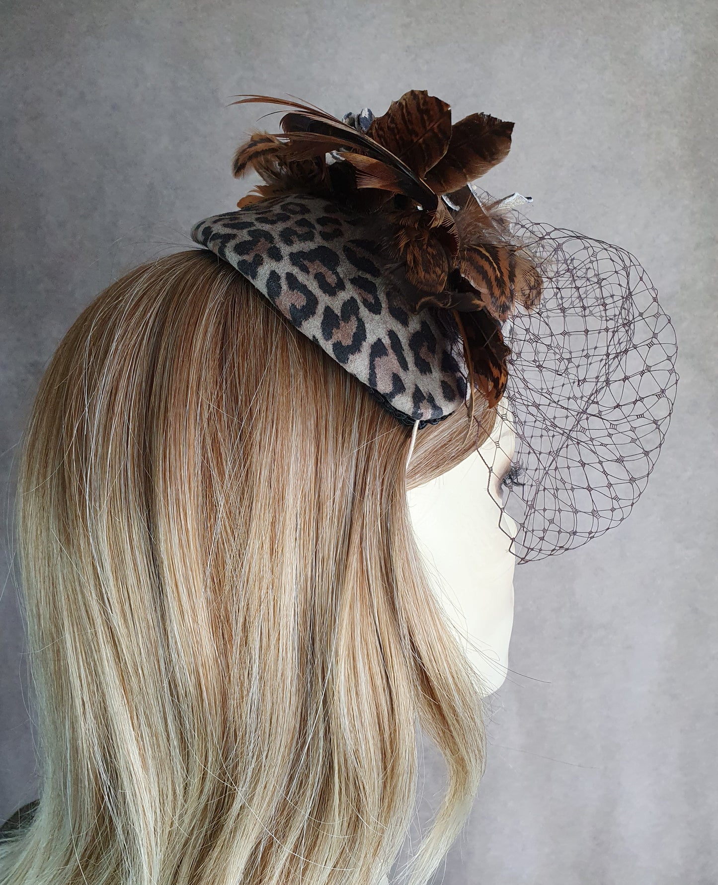 Fascinator handgemaakt in natuurlijk tijgerprint leer, bruiloft hoofdtooi, hoofdtooi voor gasten, dameshoed, speciale gelegenheid