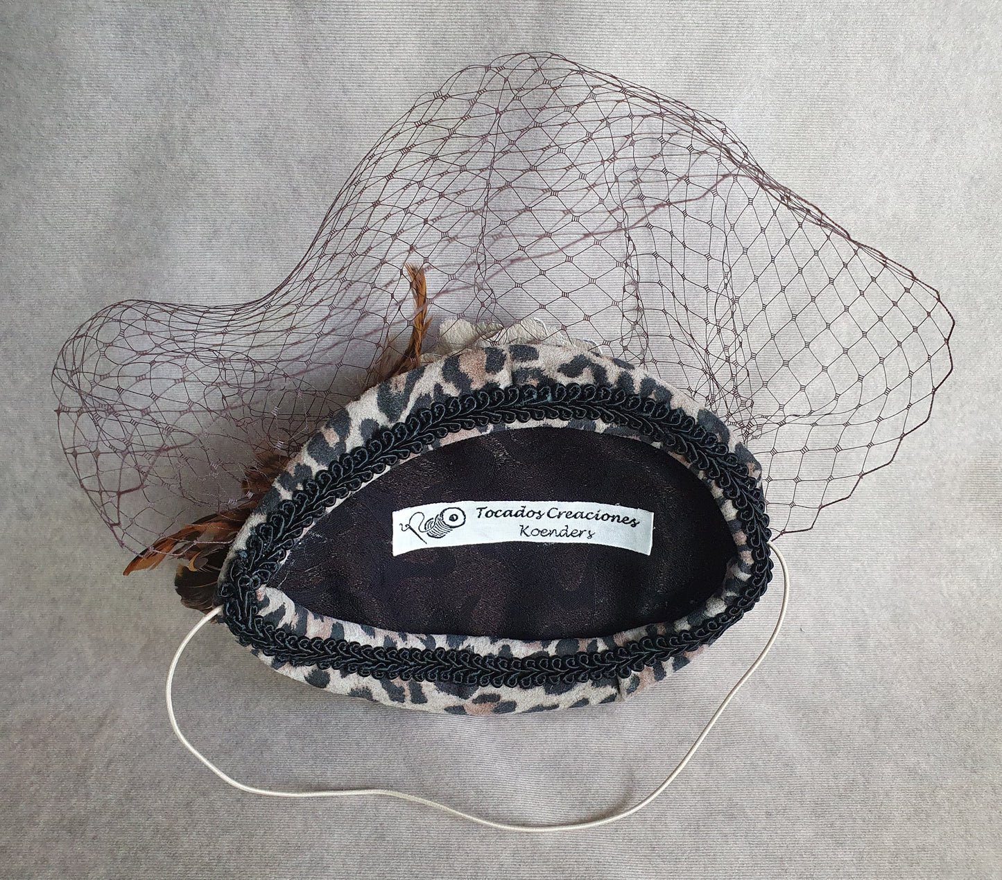 Fascinator handgemaakt in natuurlijk tijgerprint leer, bruiloft hoofdtooi, hoofdtooi voor gasten, dameshoed, speciale gelegenheid