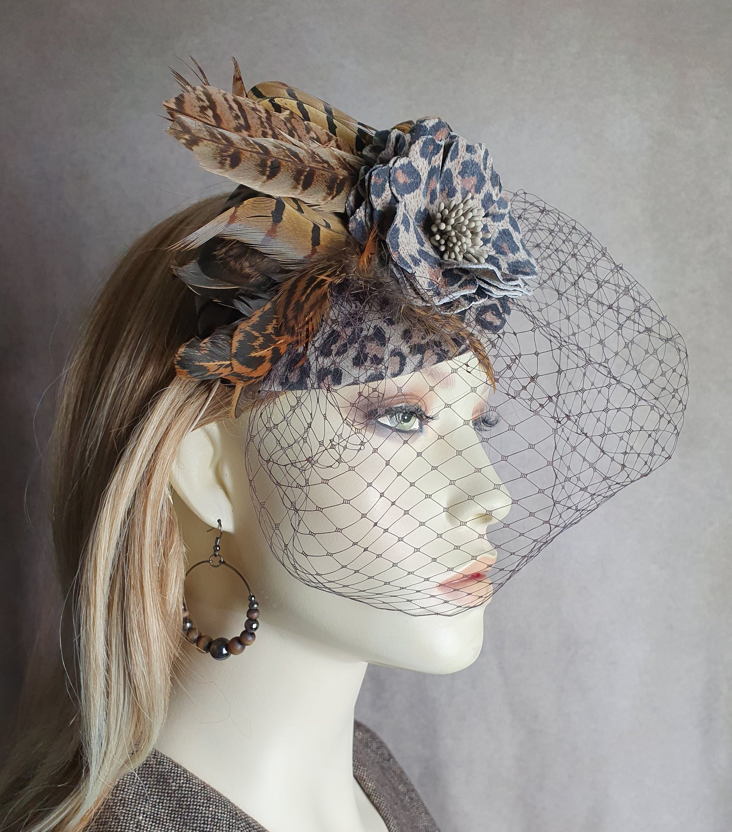Fascinator handgemaakt in natuurlijk tijgerprint leer, bruiloft hoofdtooi, hoofdtooi voor gasten, dameshoed, speciale gelegenheid