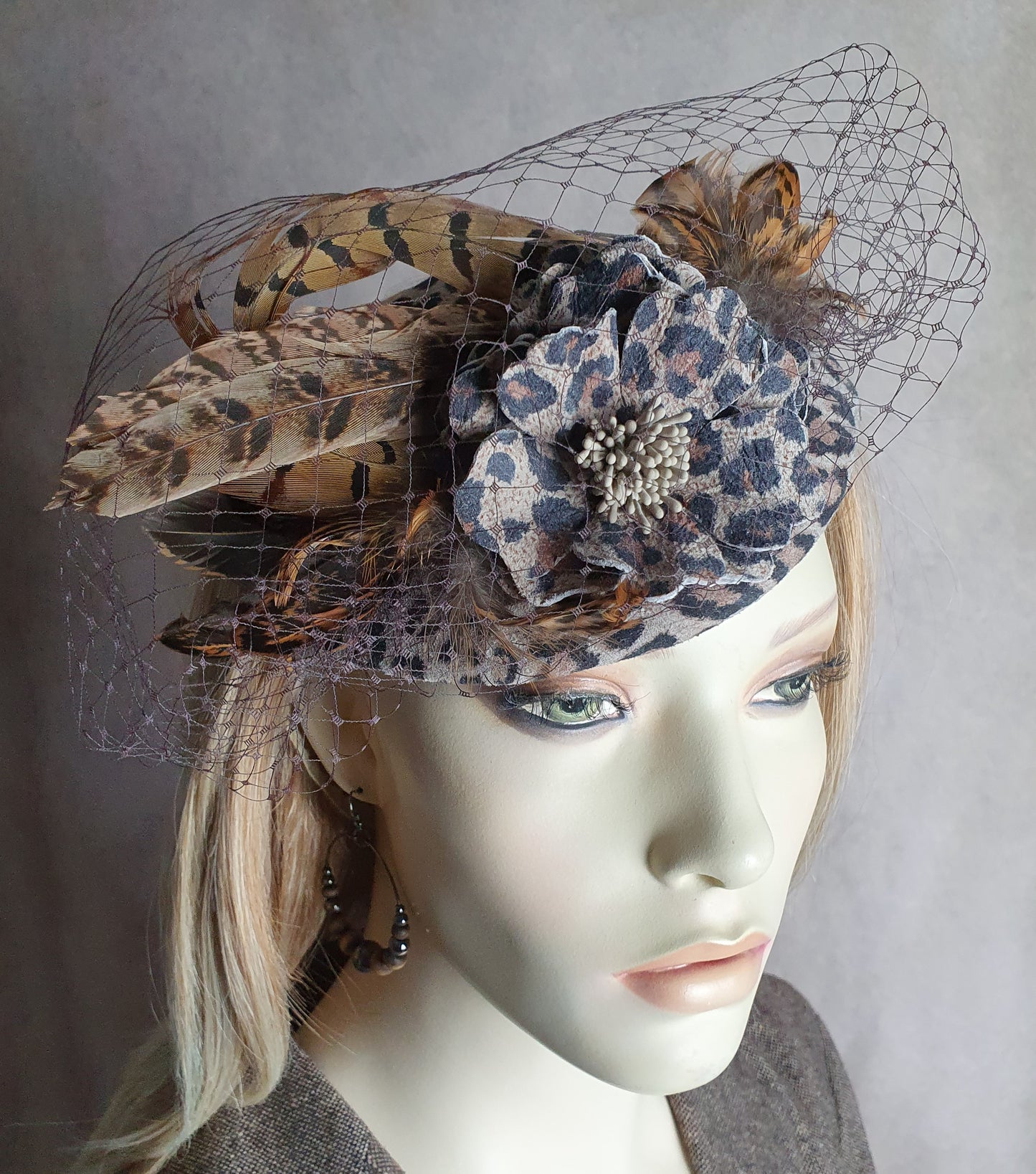 Fascinator handgemaakt in natuurlijk tijgerprint leer, bruiloft hoofdtooi, hoofdtooi voor gasten, dameshoed, speciale gelegenheid