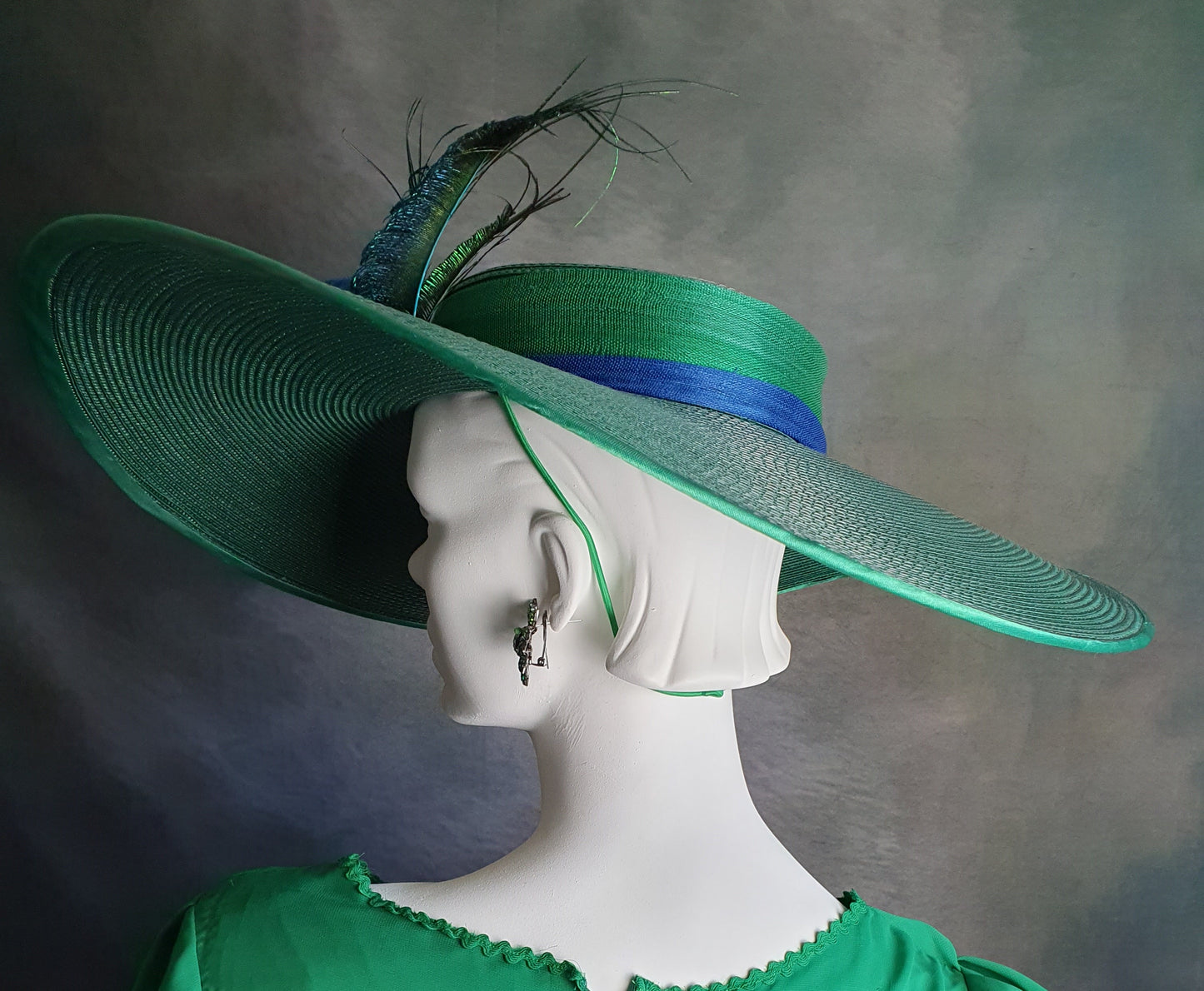 Elegante Pamela de polipropileno verde oscuro con plumas de pavo, abacá silk, tocado de novia, tocado de invitada -Perfecto para eventos de verano