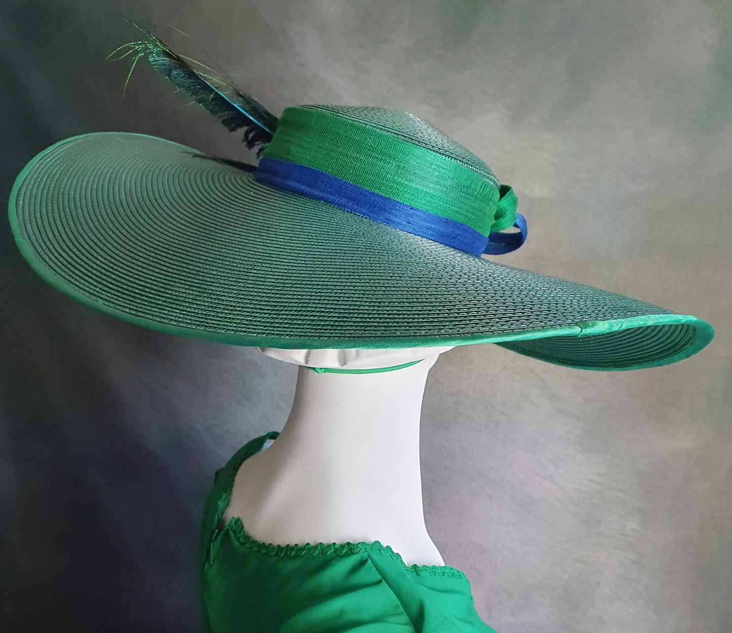 Elegante Pamela de polipropileno verde oscuro con plumas de pavo, abacá silk, tocado de novia, tocado de invitada -Perfecto para eventos de verano