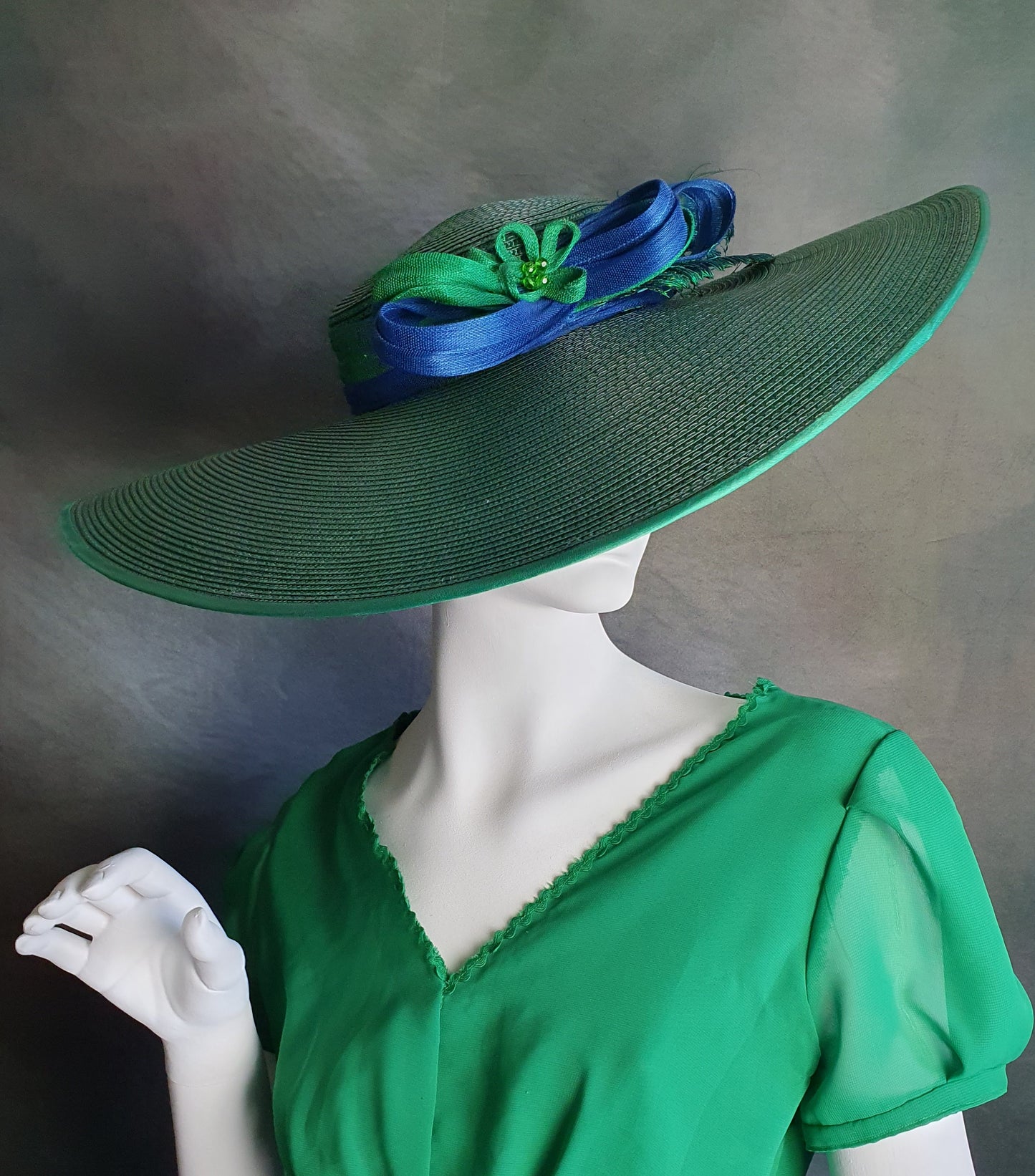 Elegante Pamela de polipropileno verde oscuro con plumas de pavo, abacá silk, tocado de novia, tocado de invitada -Perfecto para eventos de verano
