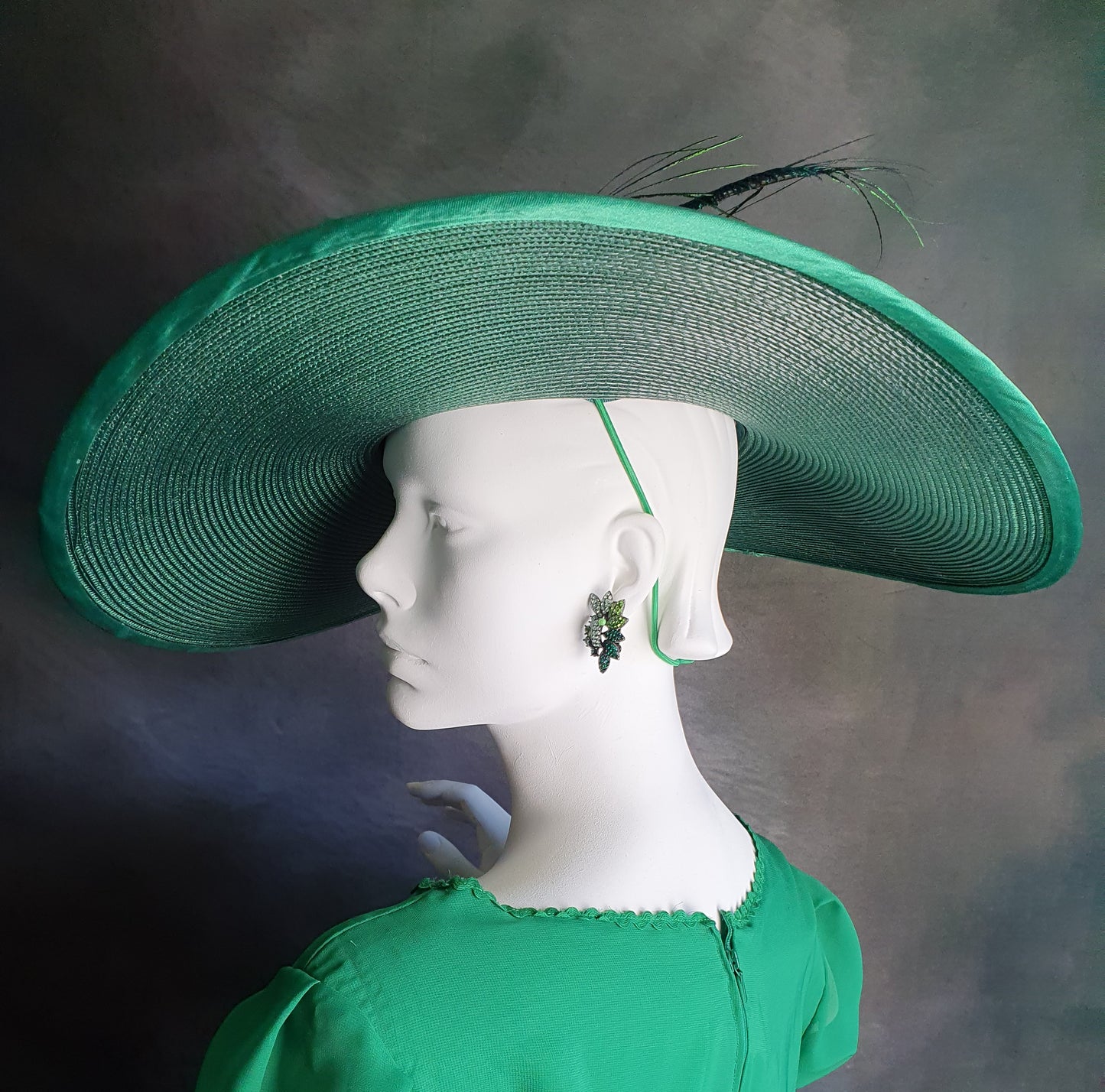 Elegante Pamela de polipropileno verde oscuro con plumas de pavo, abacá silk, tocado de novia, tocado de invitada -Perfecto para eventos de verano