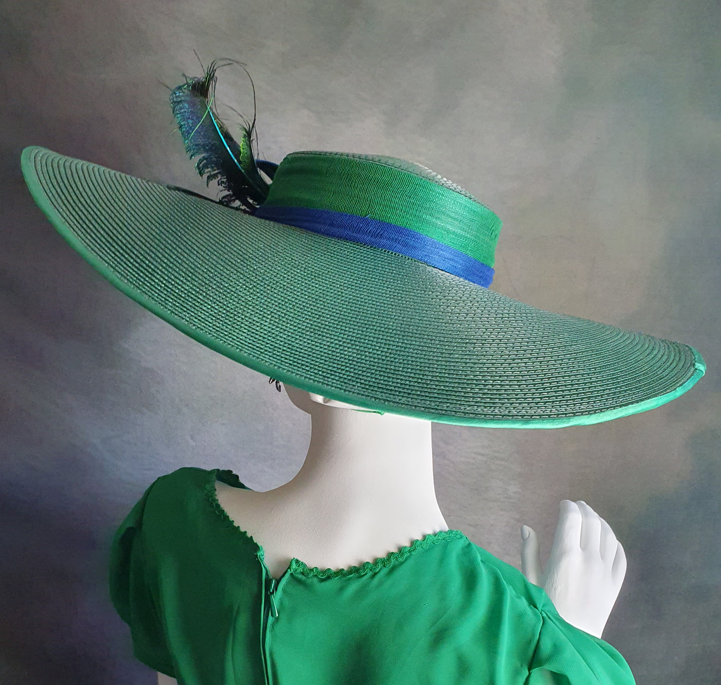 Elegante Pamela de polipropileno verde oscuro con plumas de pavo, abacá silk, tocado de novia, tocado de invitada -Perfecto para eventos de verano